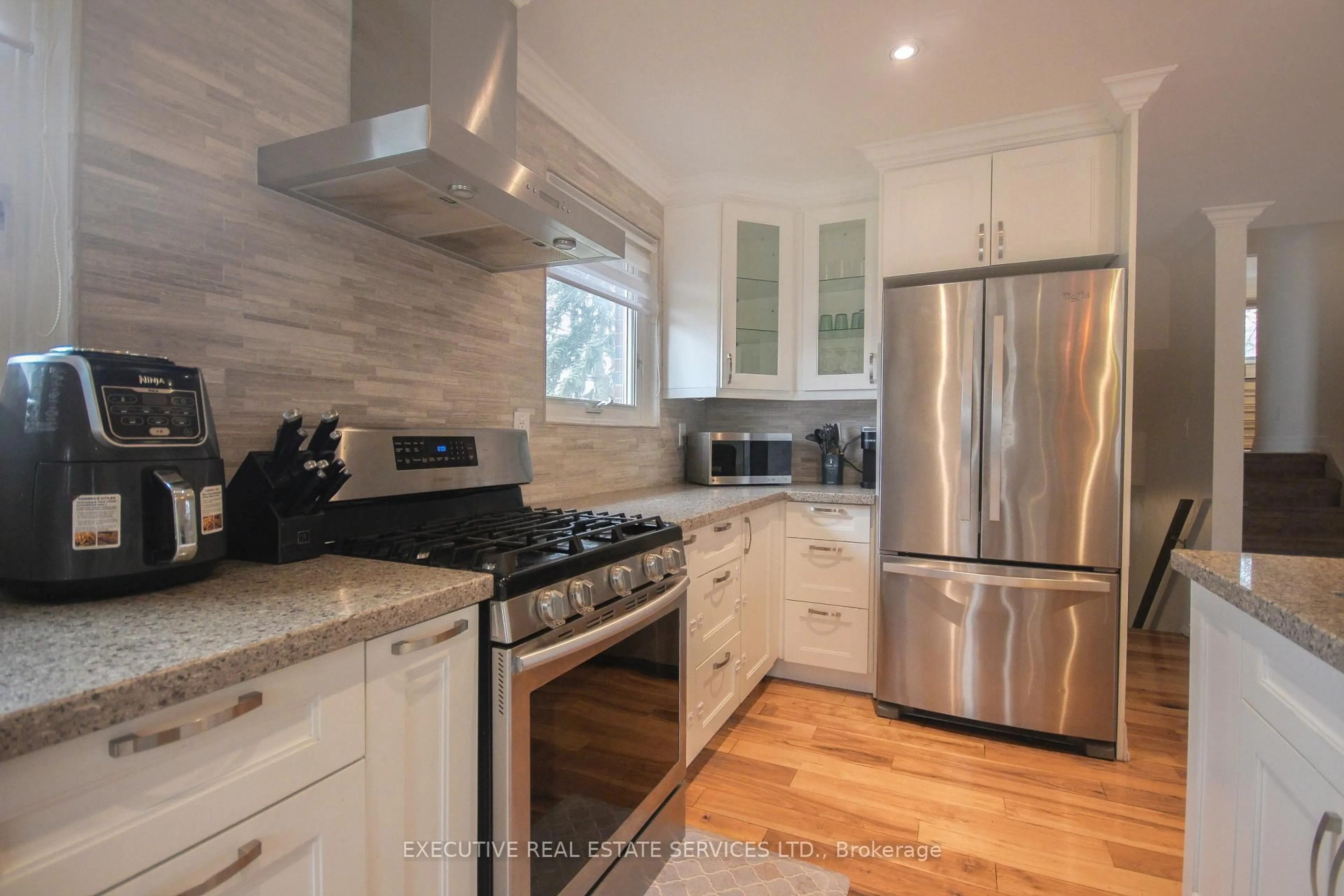 Contemporary kitchen, unknown for 2009 Delaney Dr, Mississauga Ontario L5J 3L3