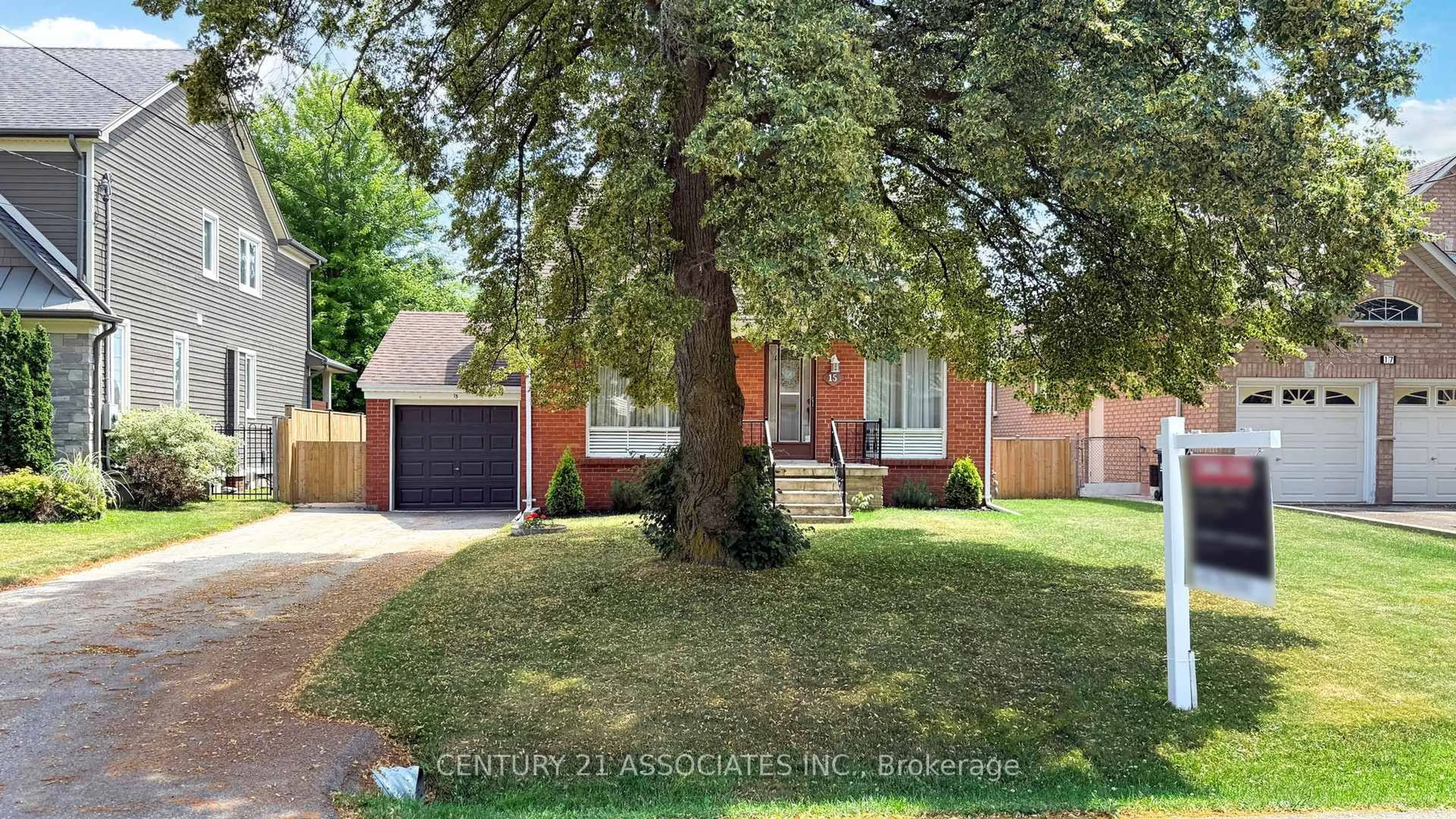 A pic from outside/outdoor area/front of a property/back of a property/a pic from drone, street for 15 Elford Blvd, Toronto Ontario M8Z 2L3