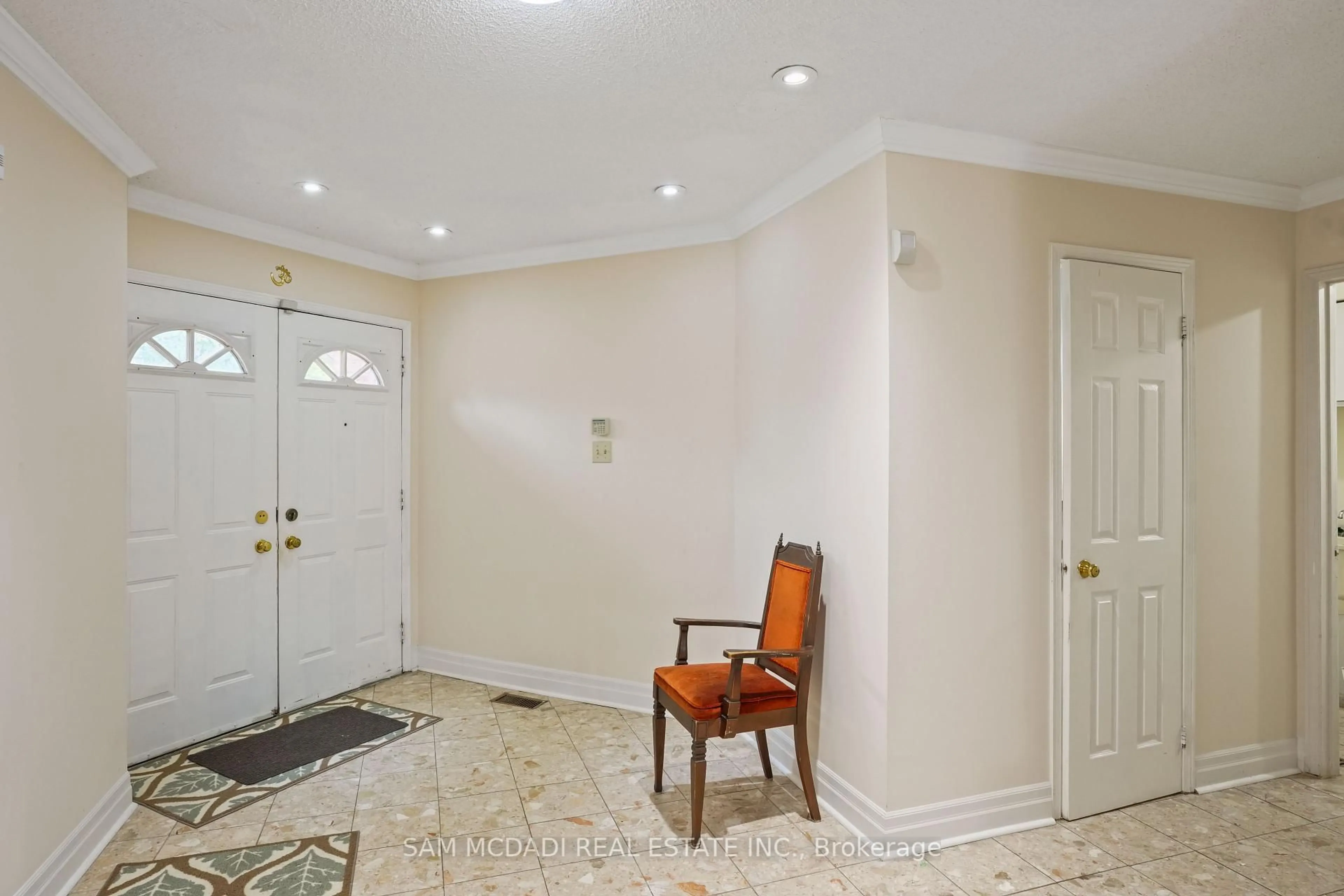Indoor entryway for 4551 Guildwood Way, Mississauga Ontario L5R 1Z5