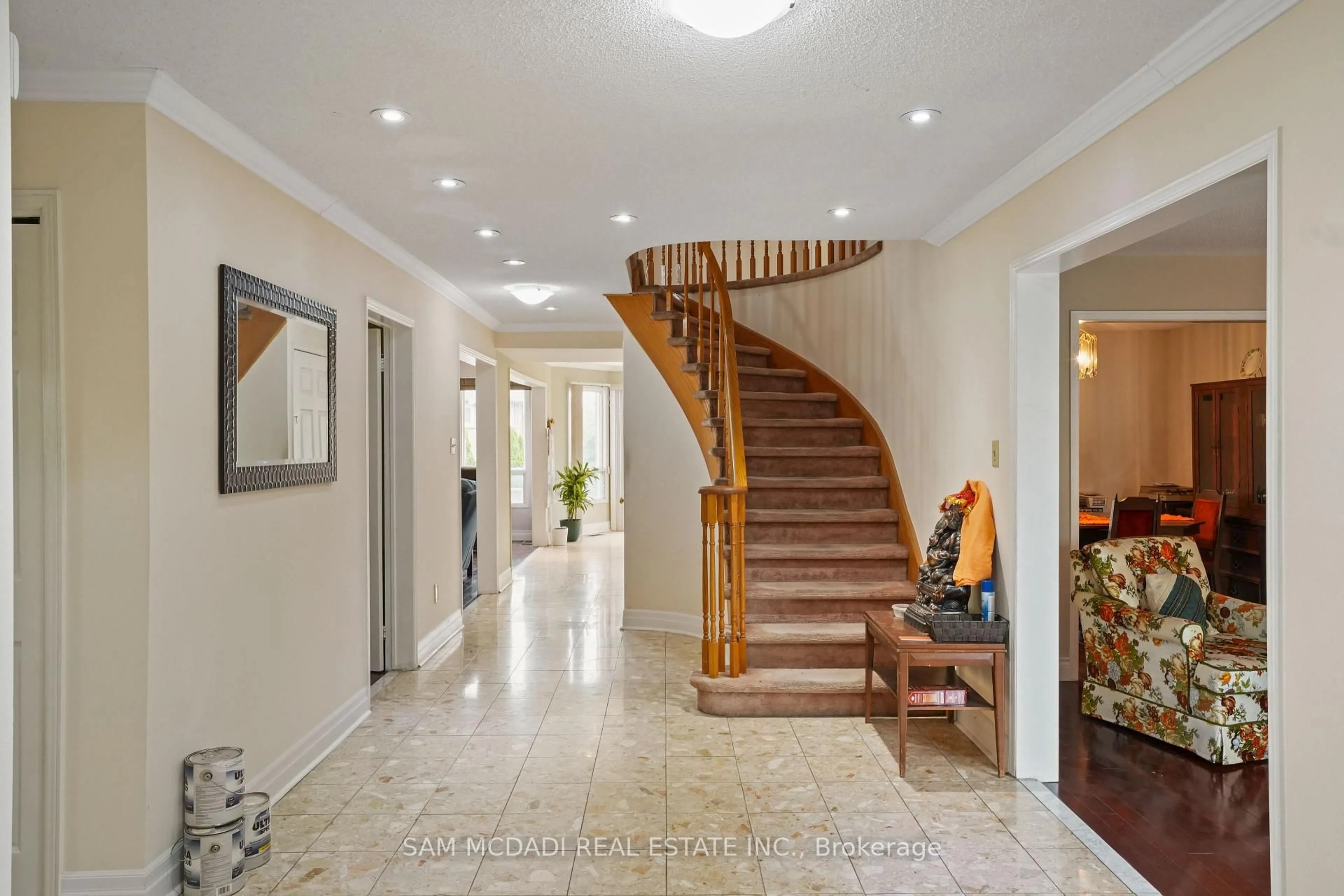 Indoor foyer for 4551 Guildwood Way, Mississauga Ontario L5R 1Z5