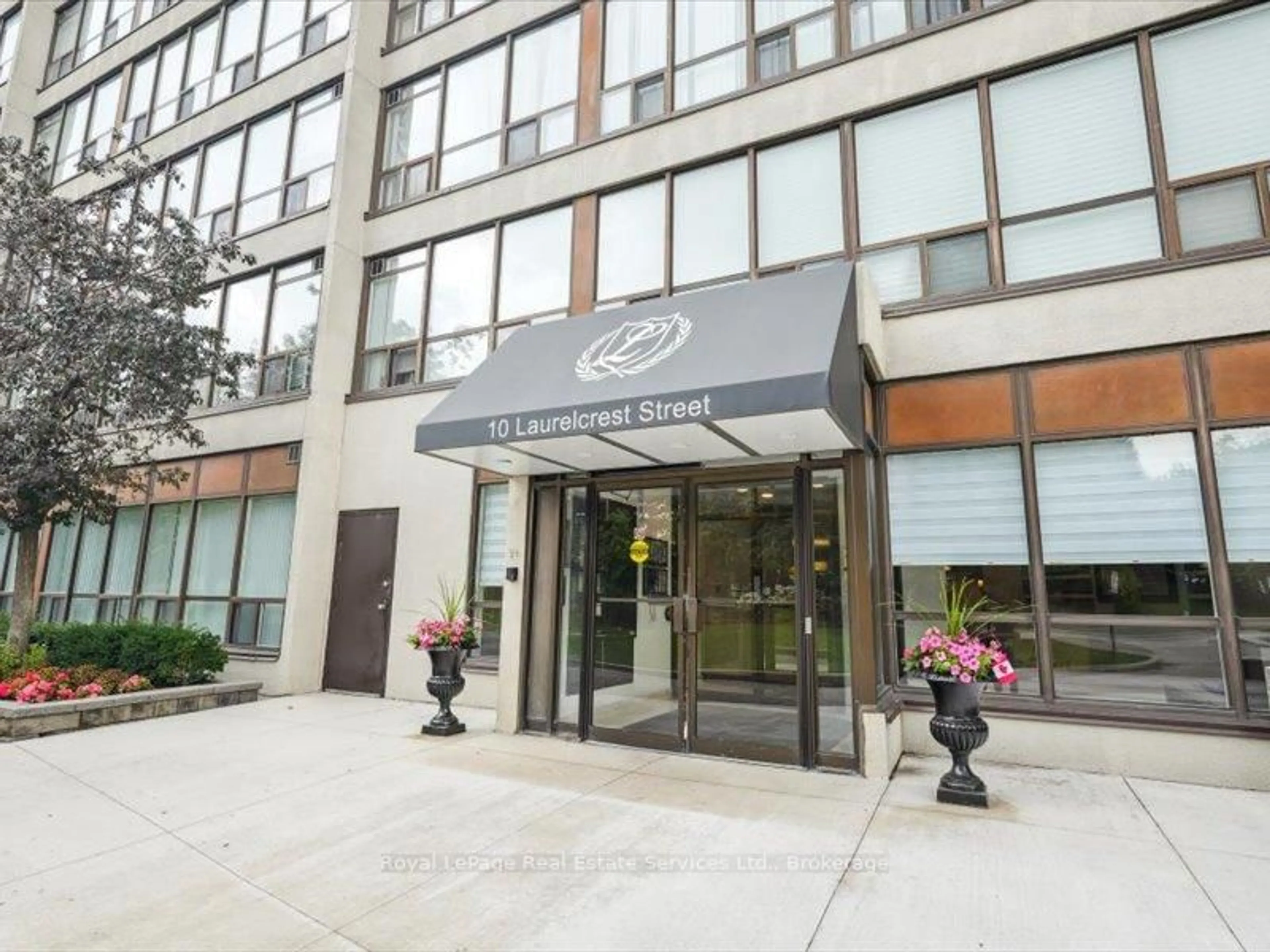 Indoor foyer for 10 Laurelcrest St #910, Brampton Ontario L6S 5Y3