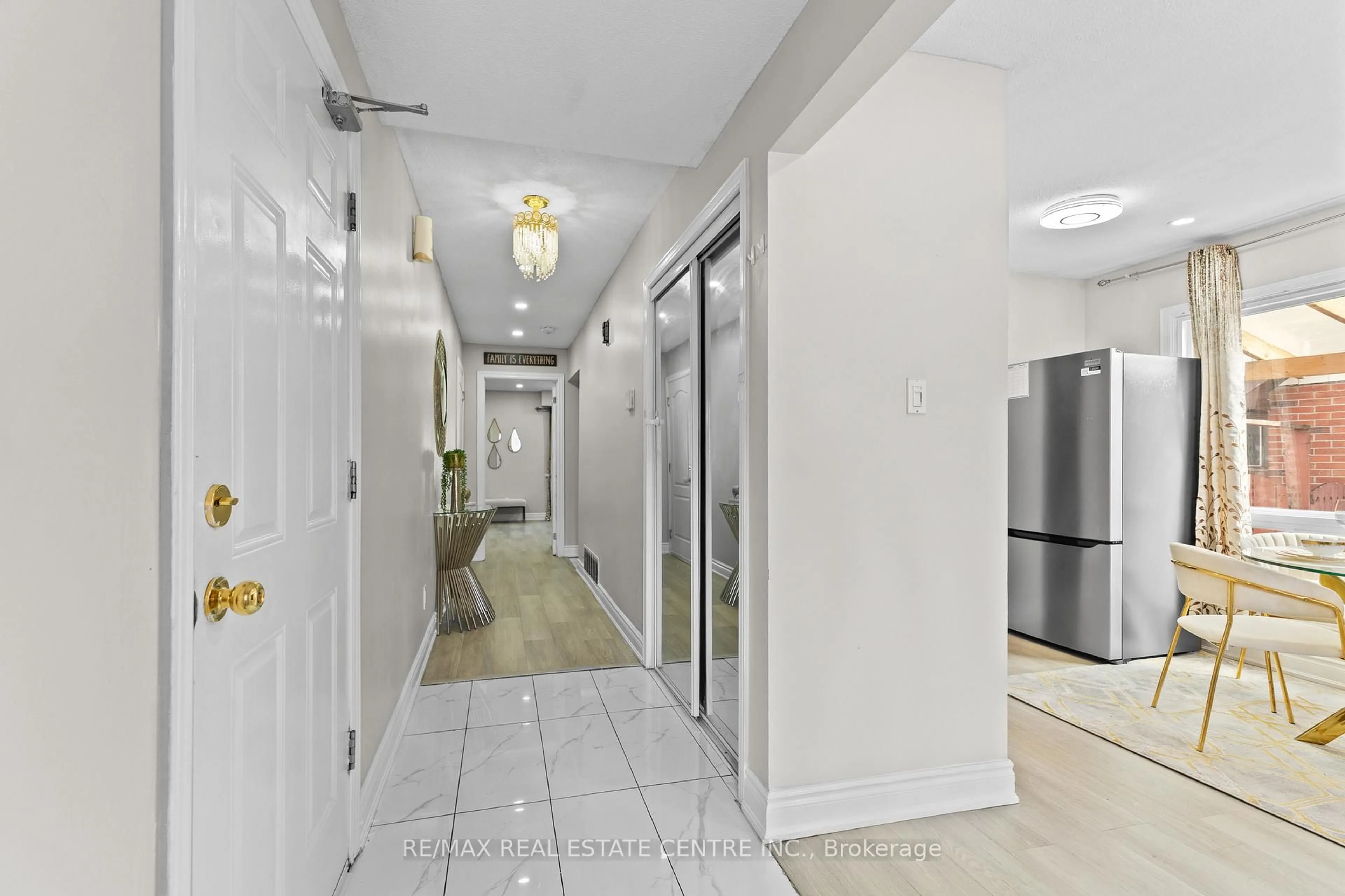 Indoor foyer for 9 Primrose Cres, Brampton Ontario L6Z 1E1