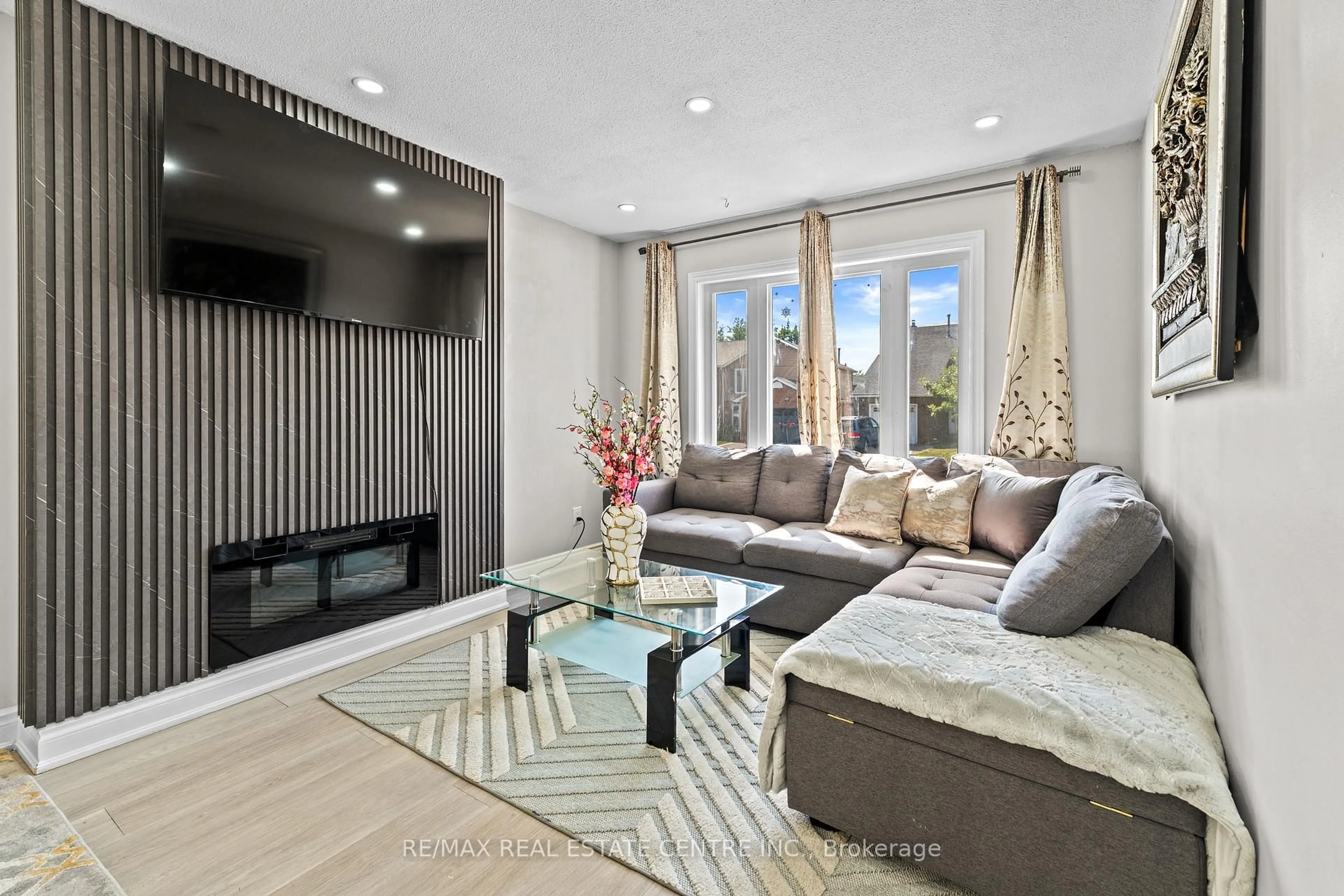 Living room with furniture, unknown for 9 Primrose Cres, Brampton Ontario L6Z 1E1