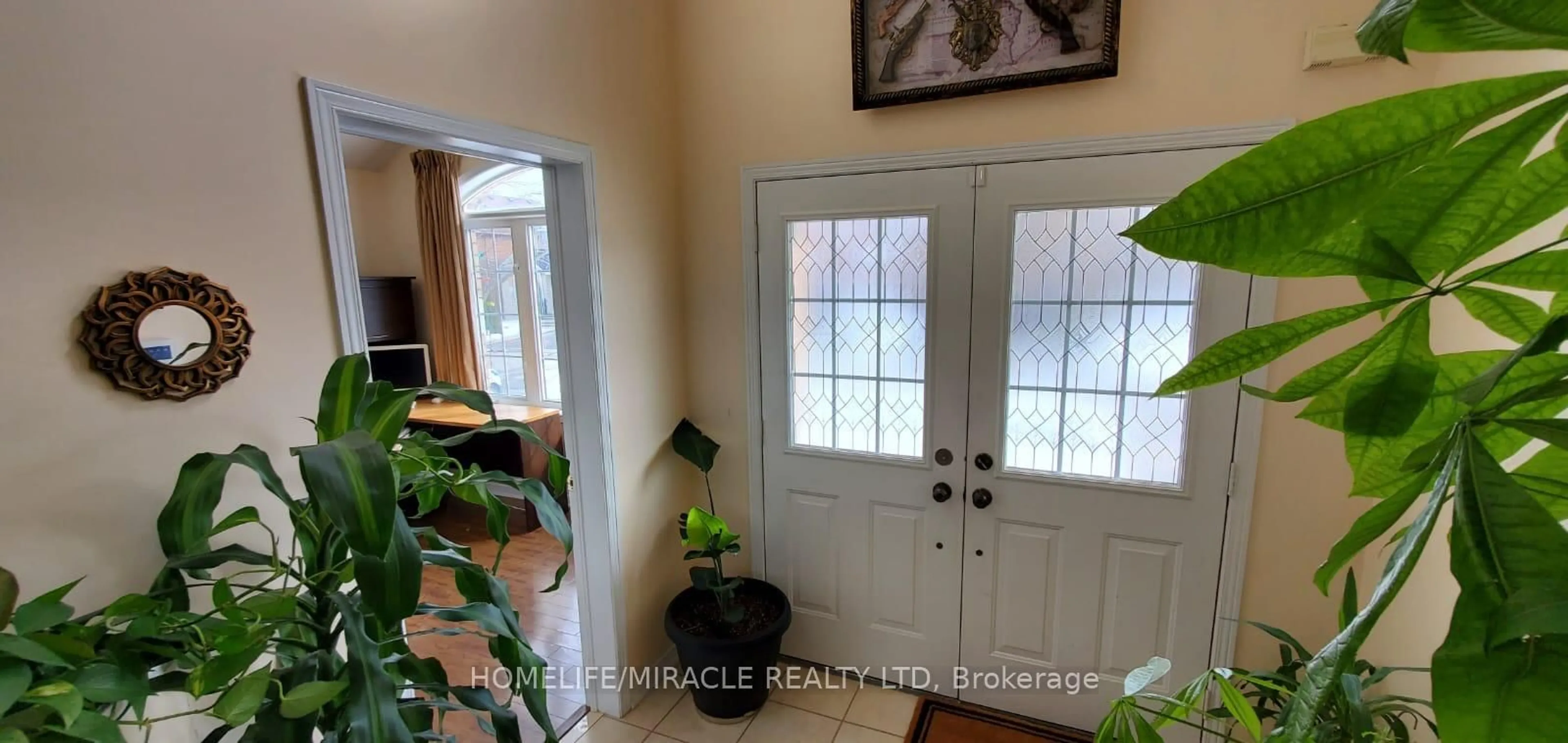 Indoor entryway for 28 Bramfield St, Brampton Ontario L7A 2W2