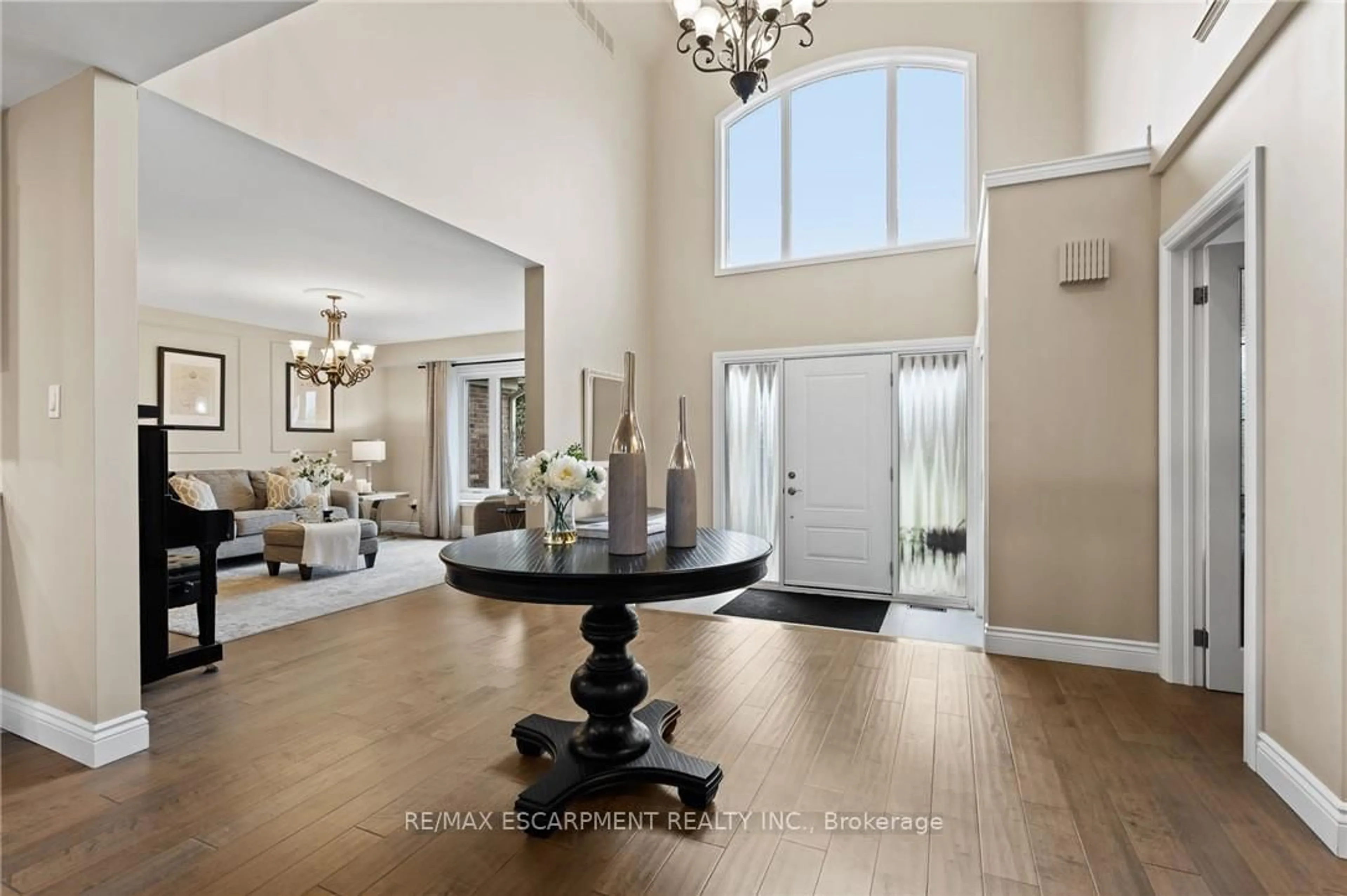 Indoor entryway for 1103 Crofton Way, Burlington Ontario L7P 3X1