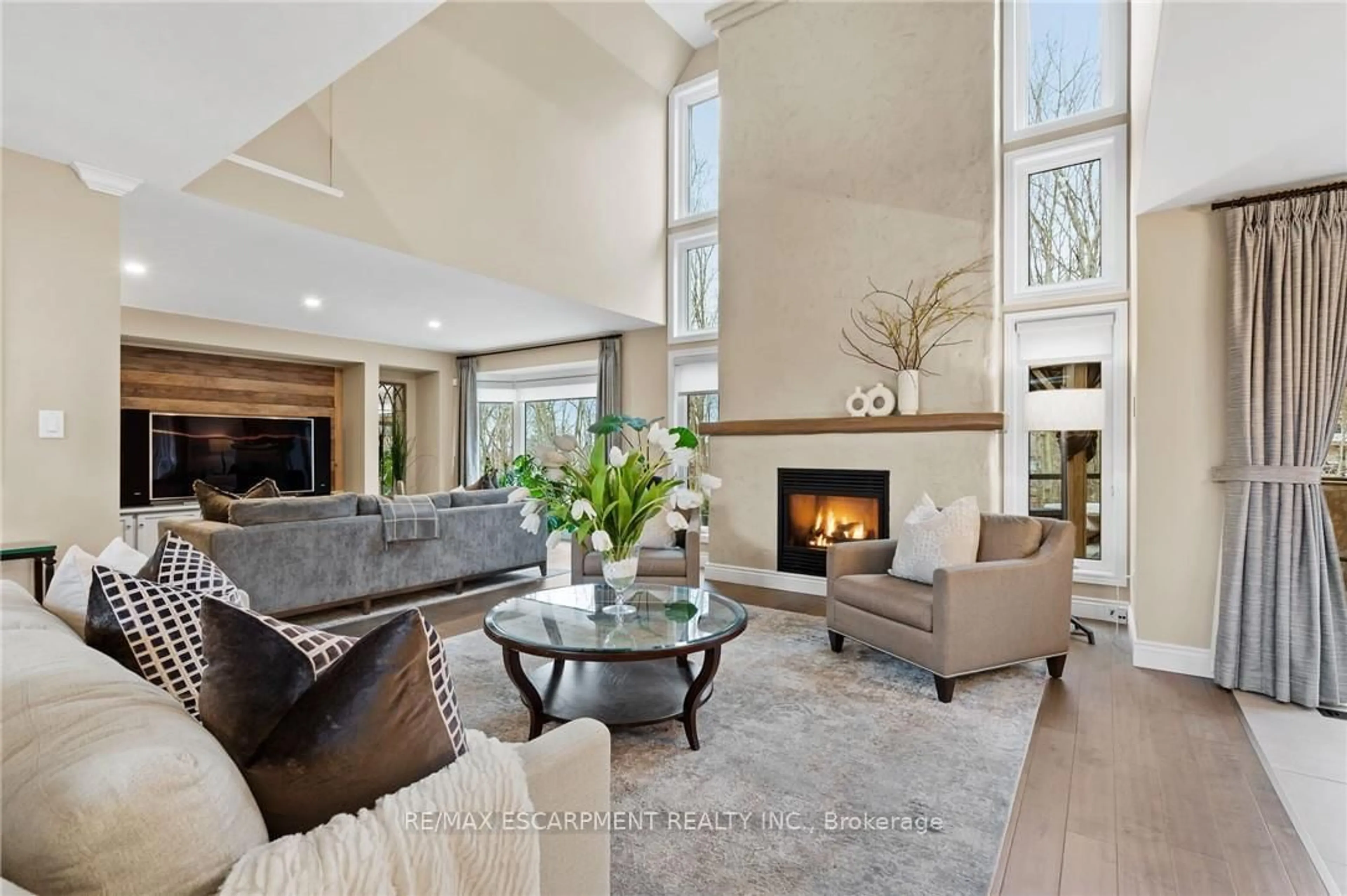 Living room with furniture, unknown for 1103 Crofton Way, Burlington Ontario L7P 3X1