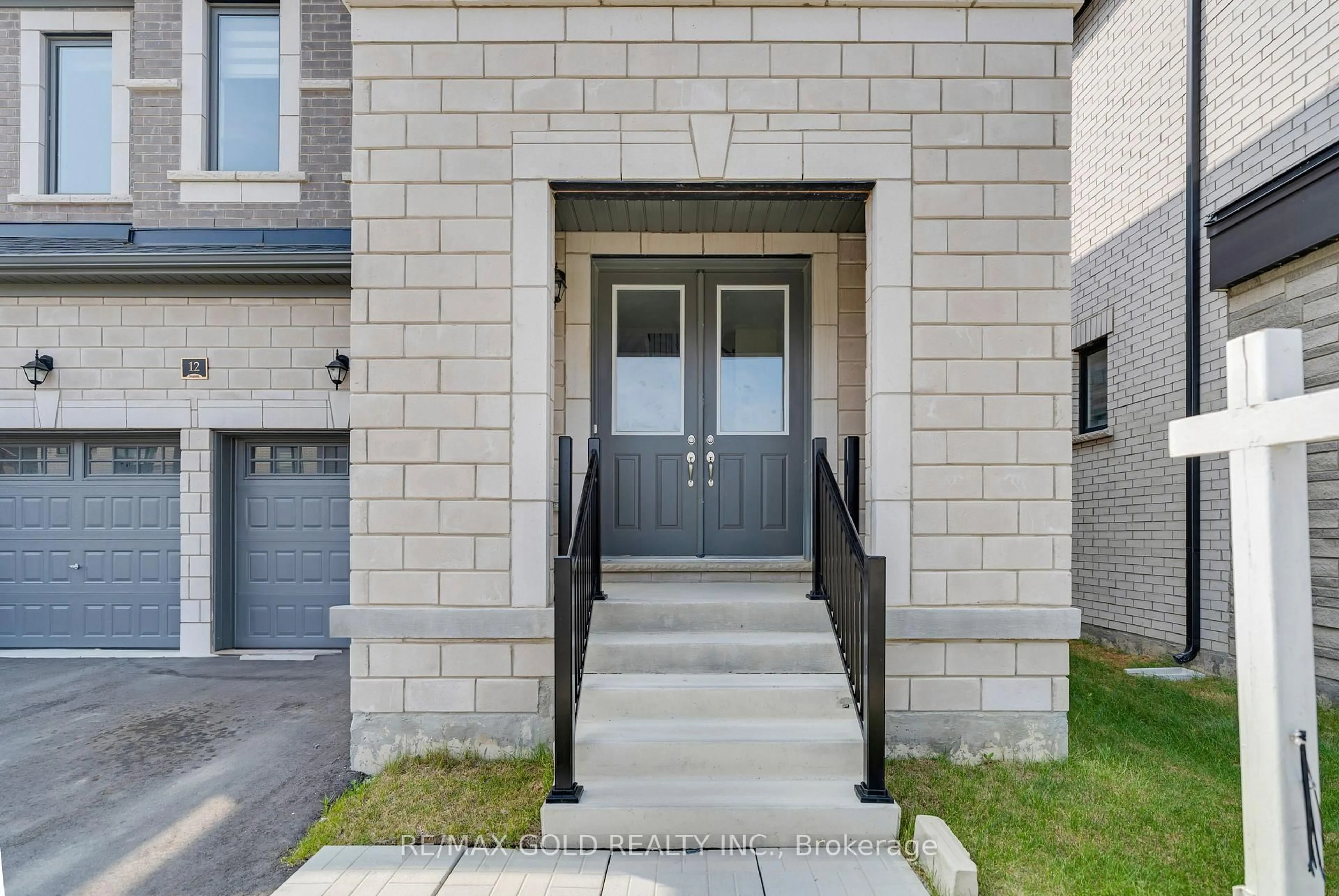 Indoor entryway for 12 Vincena Rd, Caledon Ontario L7C 1Z9