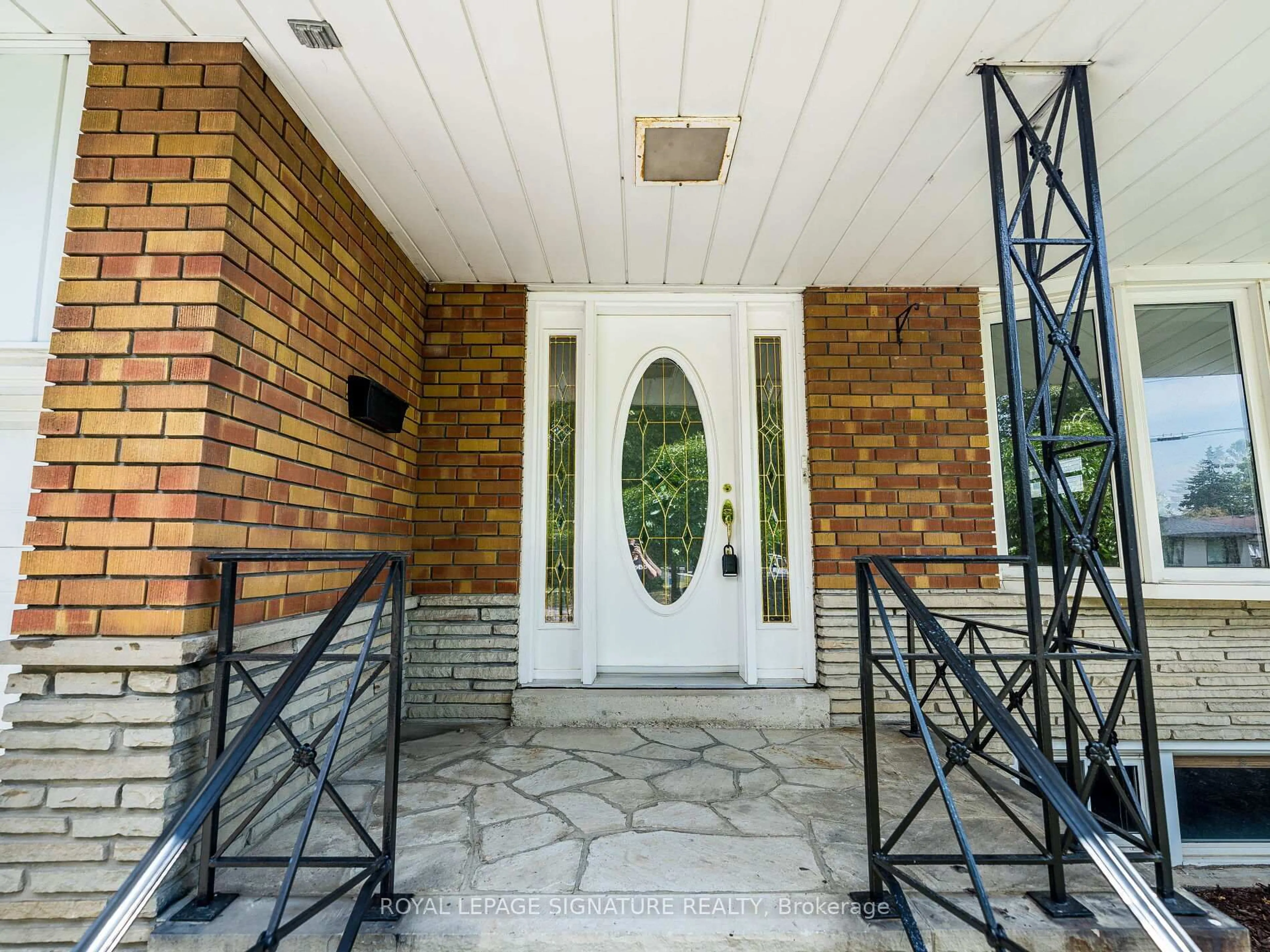 Indoor entryway for 125 Decarie Circ, Toronto Ontario M9B 3J6