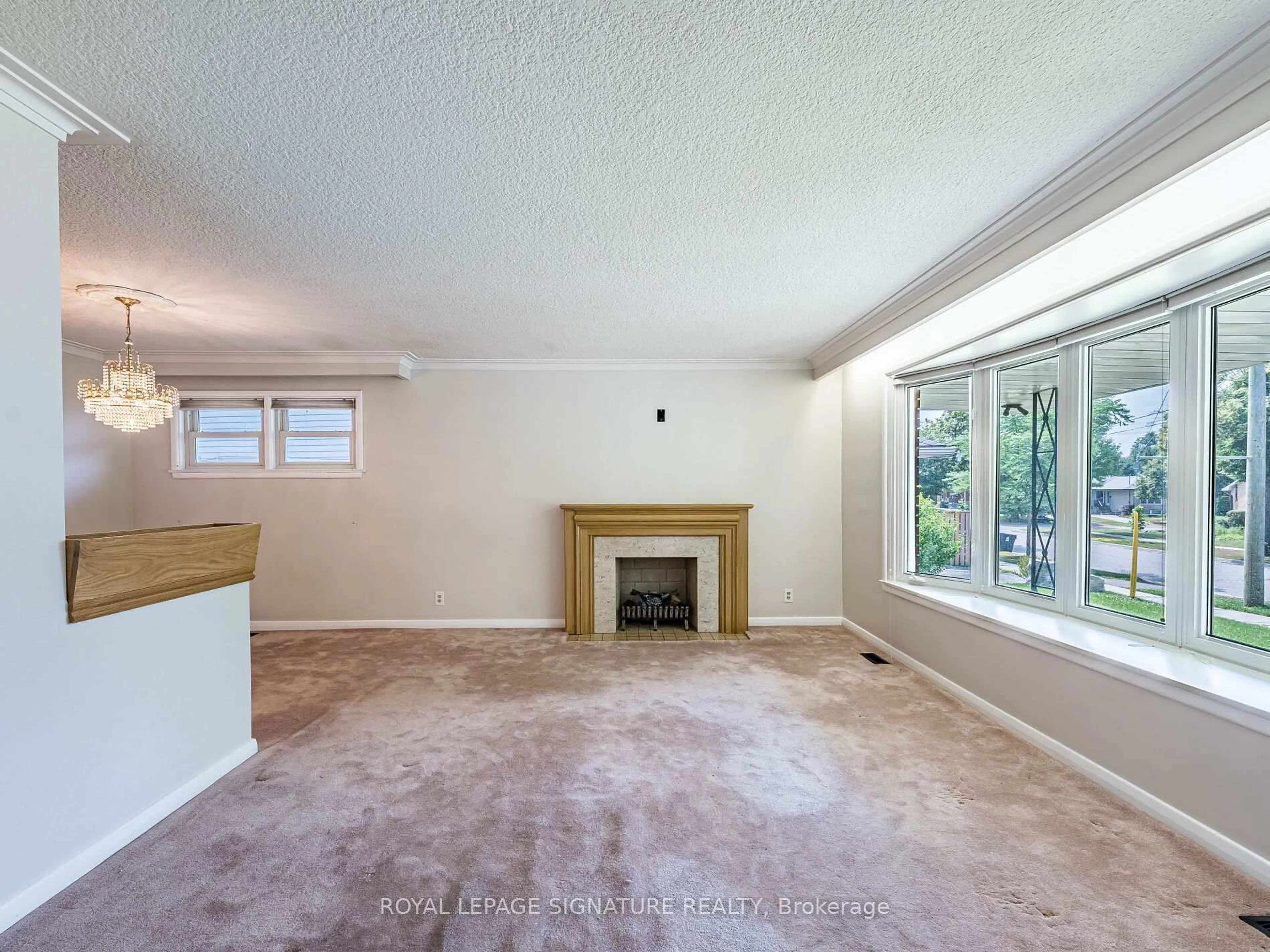 A pic of a room for 125 Decarie Circ, Toronto Ontario M9B 3J6