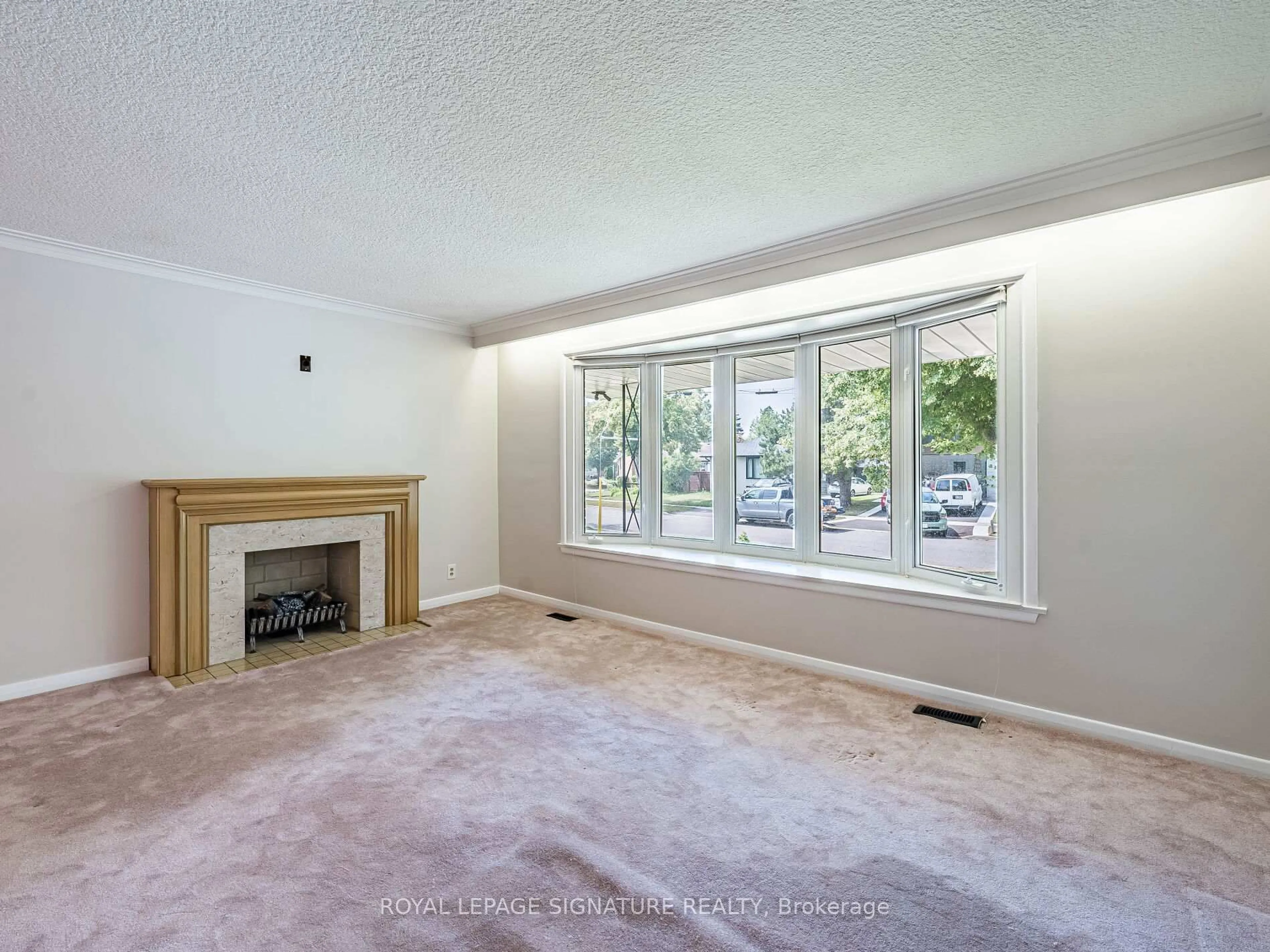 A pic of a room for 125 Decarie Circ, Toronto Ontario M9B 3J6