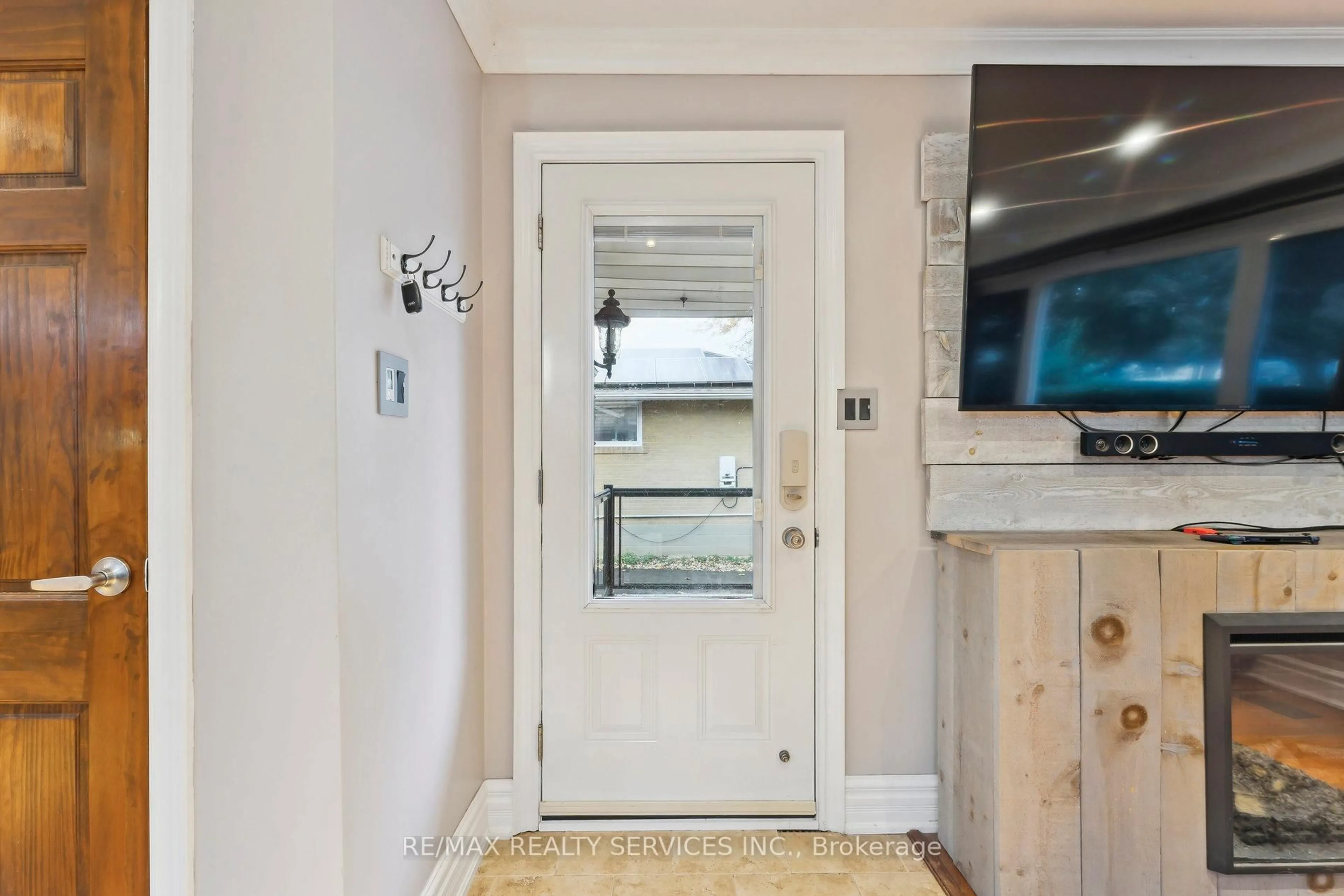Indoor entryway for 3 Coniston Ave, Brampton Ontario L6X 2H3