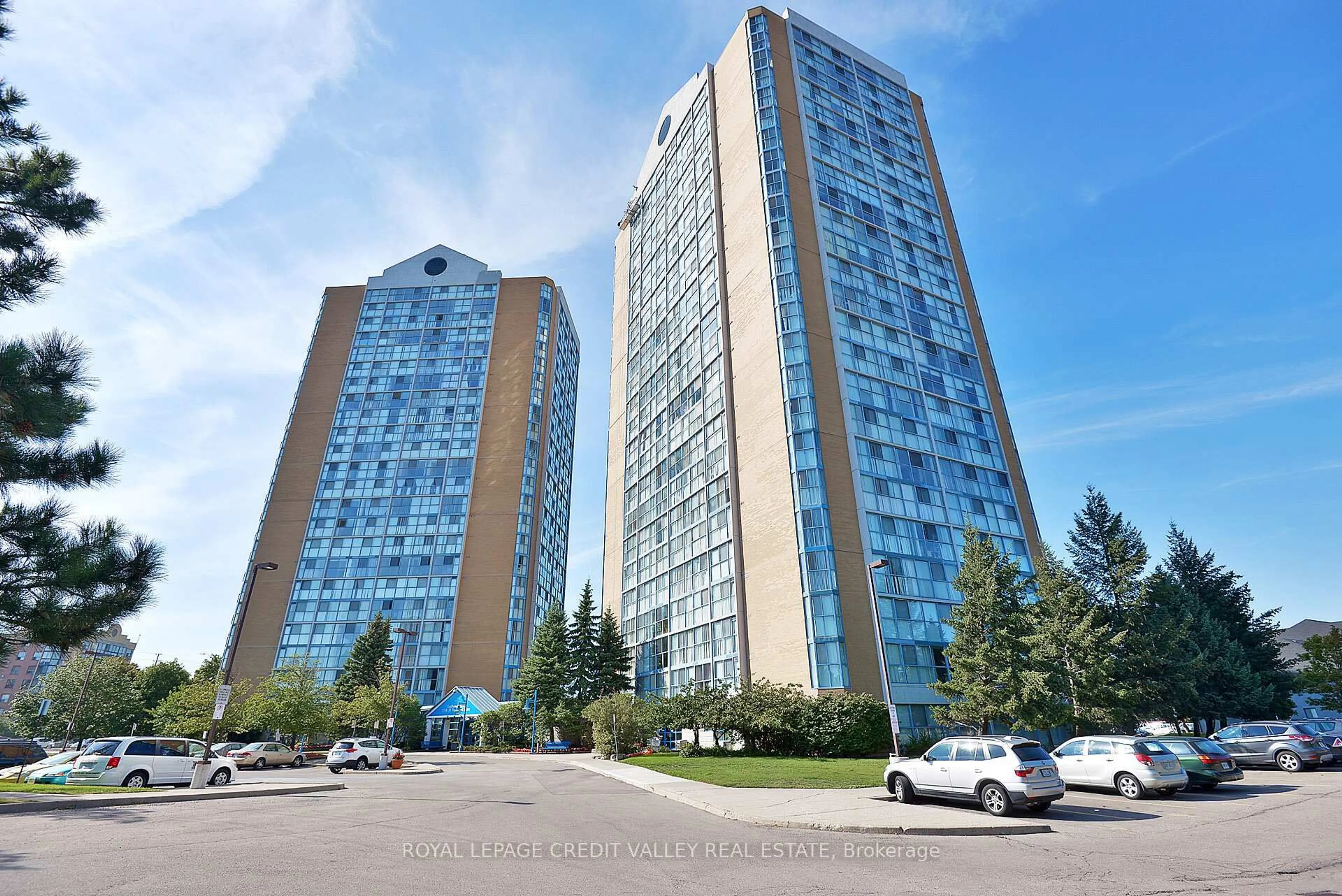 Indoor foyer for 25 Trailwood Dr #2013, Mississauga Ontario L4Z 3K9