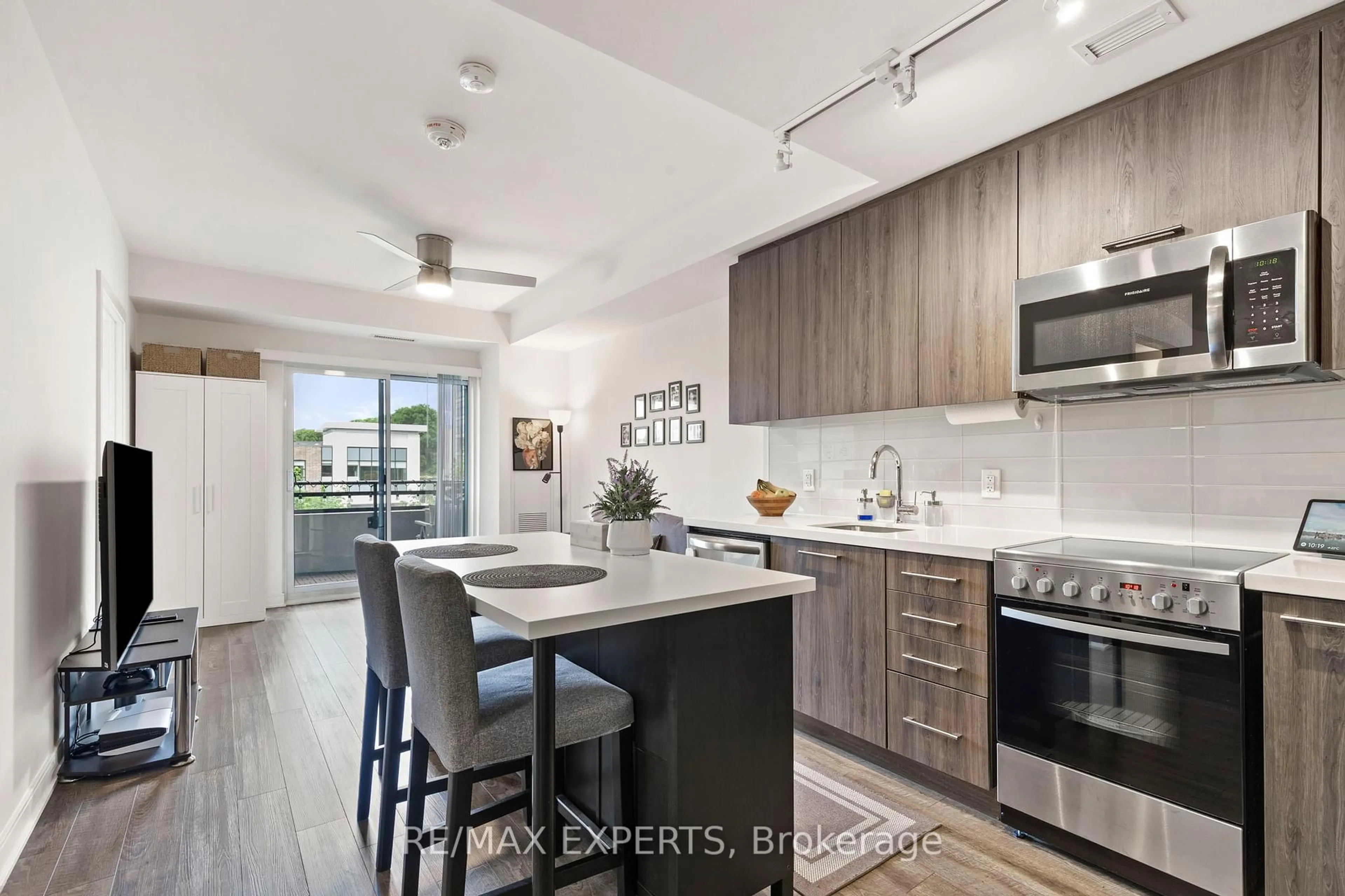 Open concept kitchen, unknown for 1 Neighbourhood Lane #304, Toronto Ontario M8Y 0C2