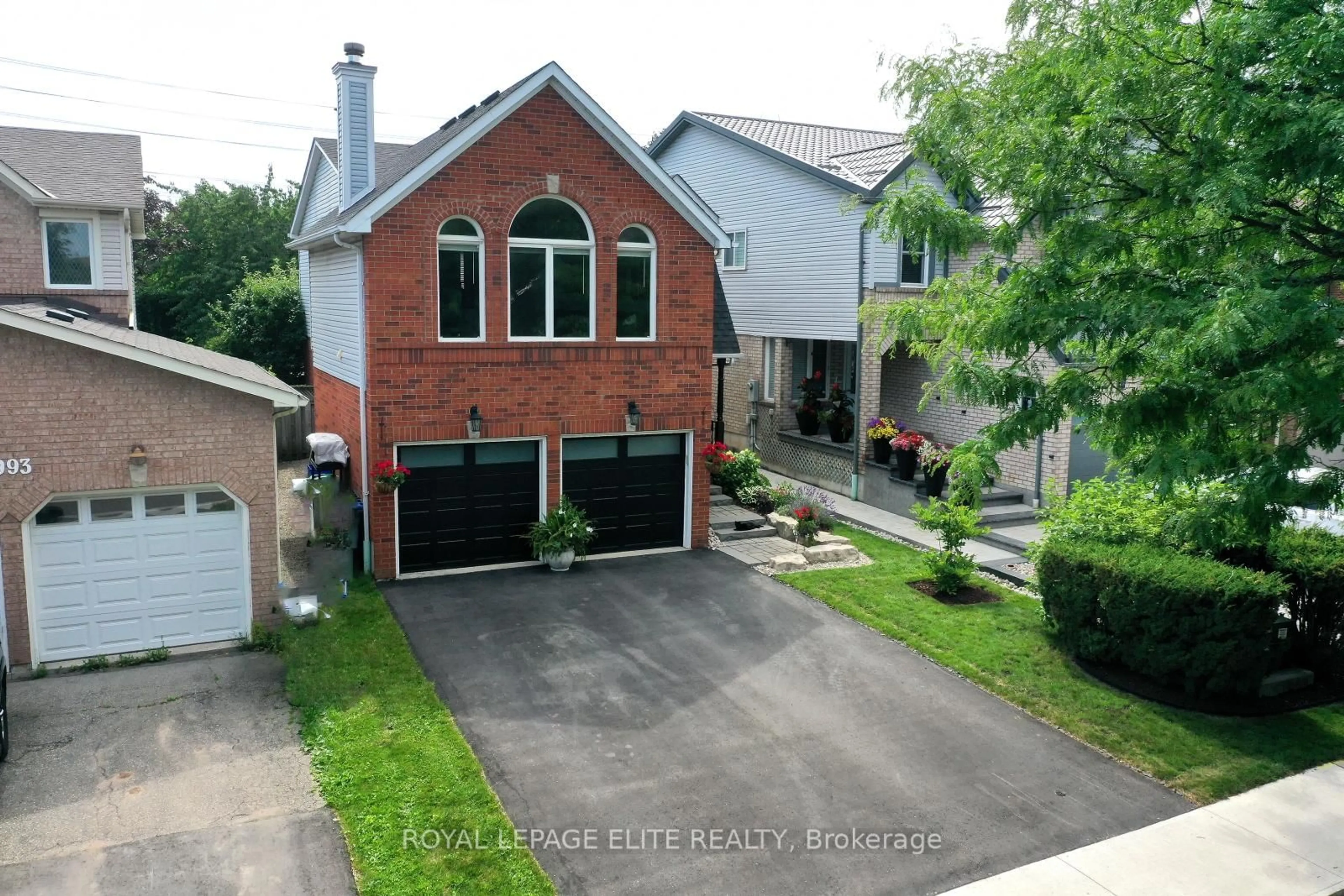 A pic from outside/outdoor area/front of a property/back of a property/a pic from drone, street for 2989 Gulfstream Way, Mississauga Ontario L5N 6J8
