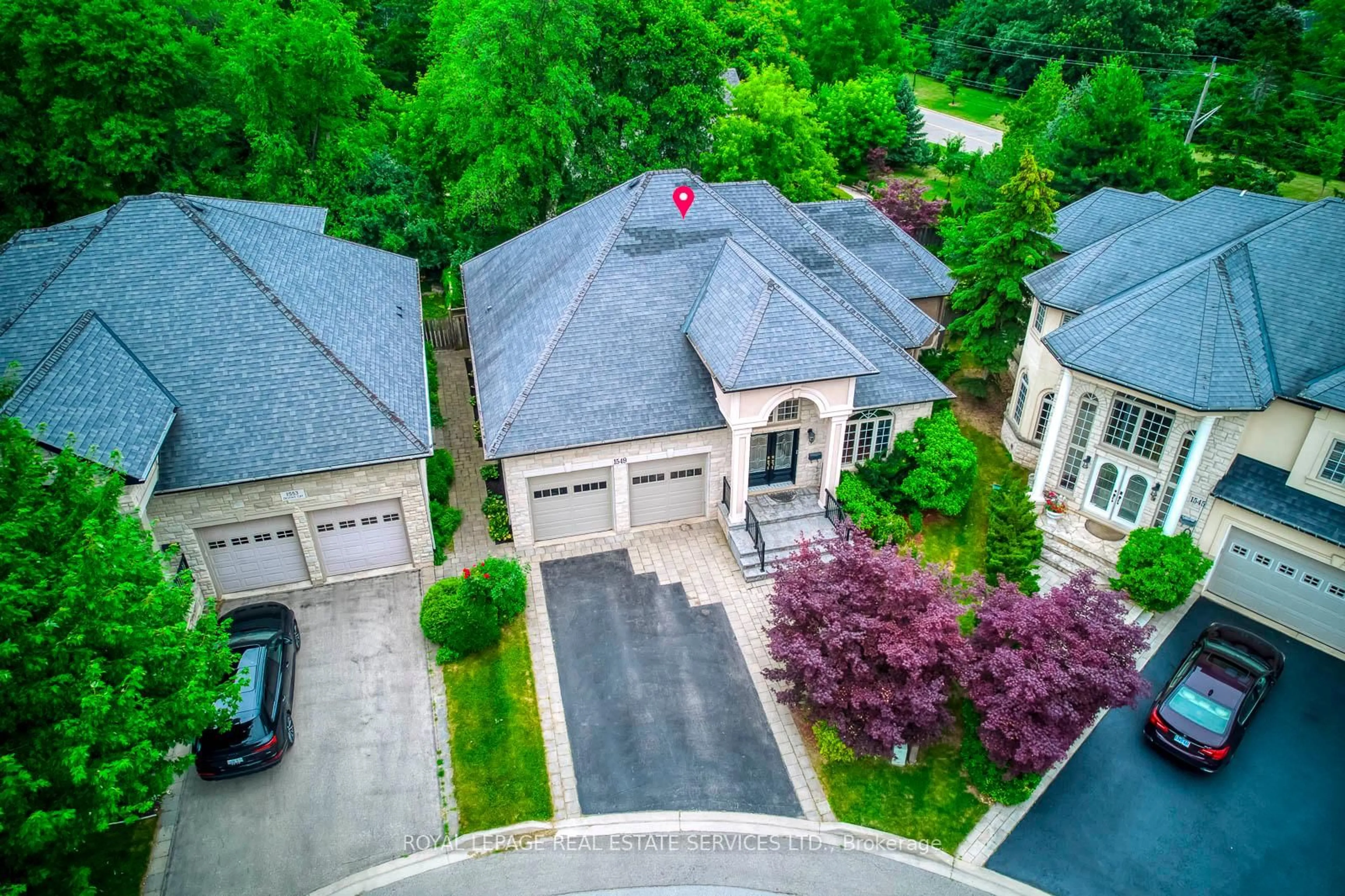 A pic from outside/outdoor area/front of a property/back of a property/a pic from drone, street for 1549 Destiny Crt, Oakville Ontario L6H 7L1