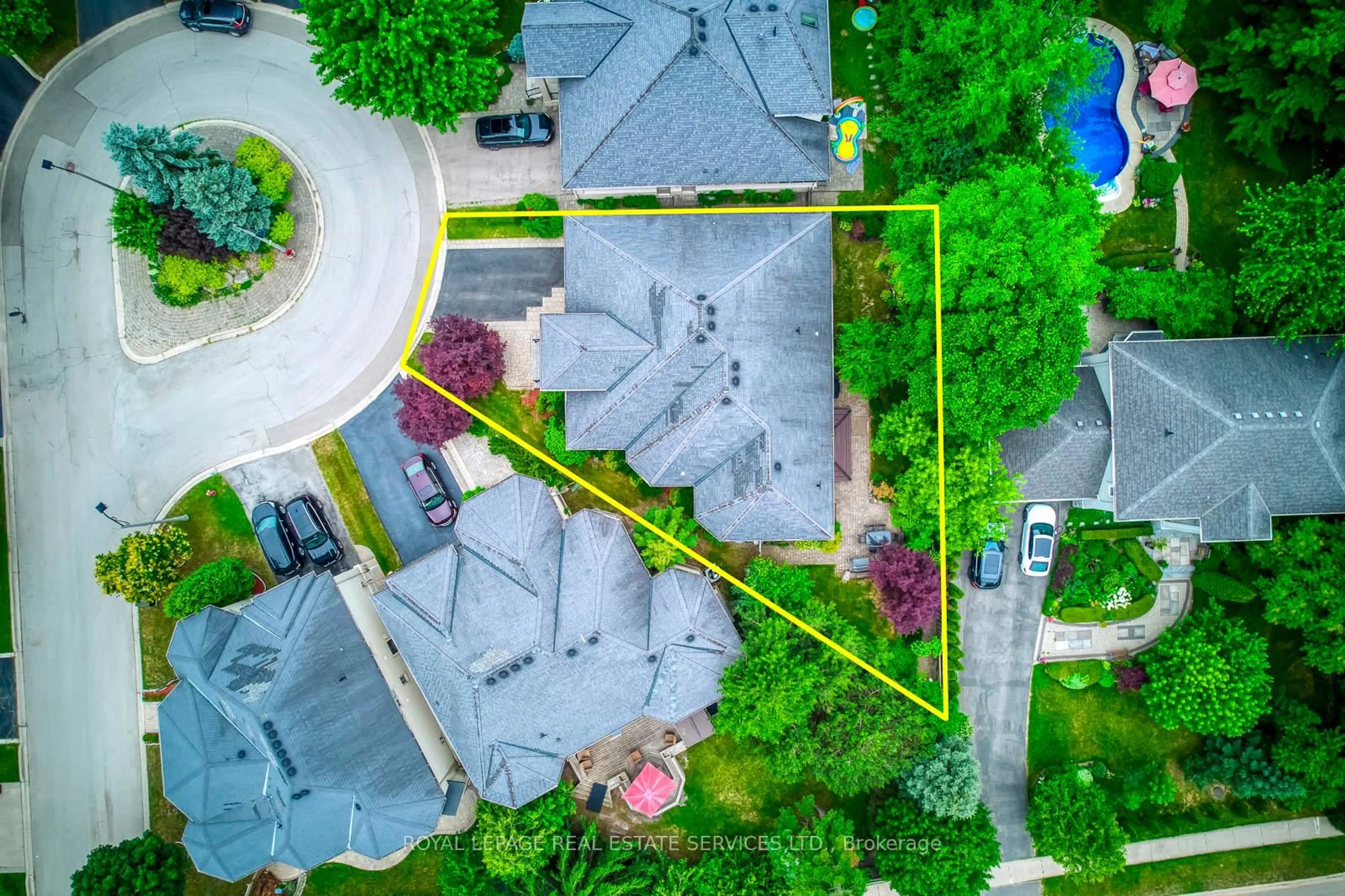 A pic from outside/outdoor area/front of a property/back of a property/a pic from drone, street for 1549 Destiny Crt, Oakville Ontario L6H 7L1