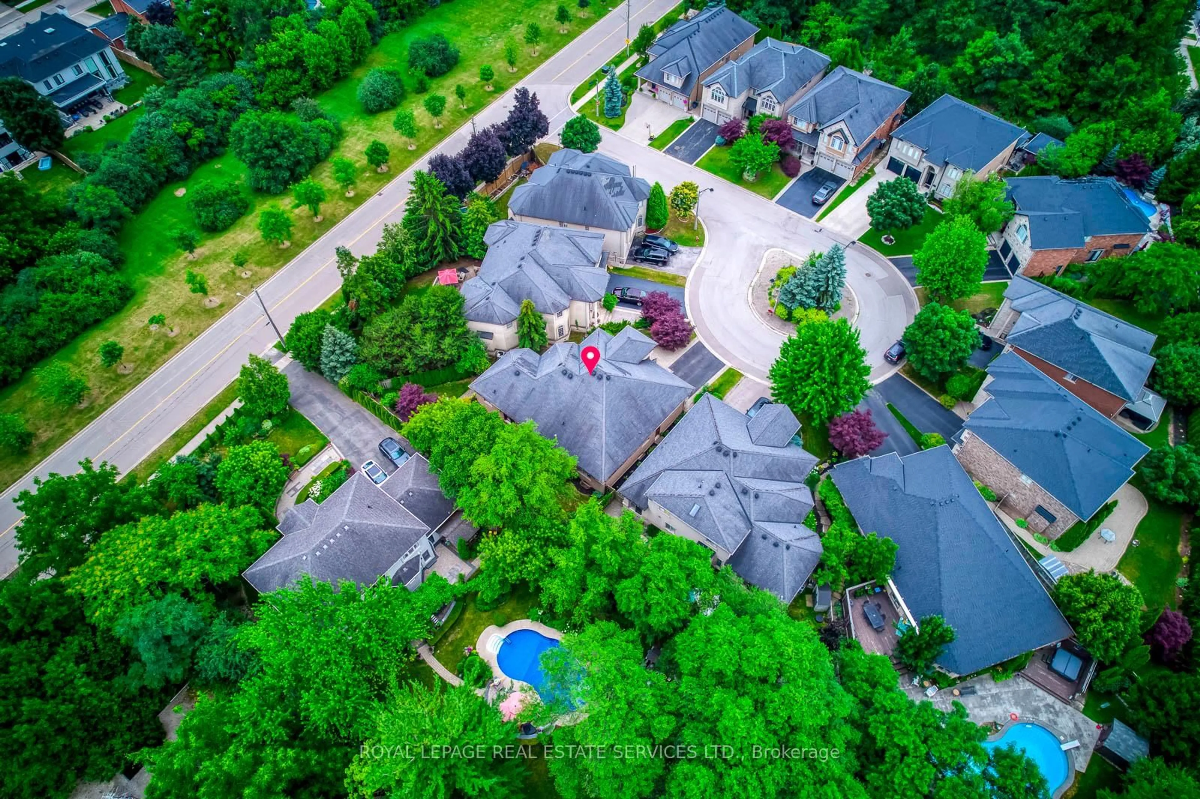 A pic from outside/outdoor area/front of a property/back of a property/a pic from drone, street for 1549 Destiny Crt, Oakville Ontario L6H 7L1