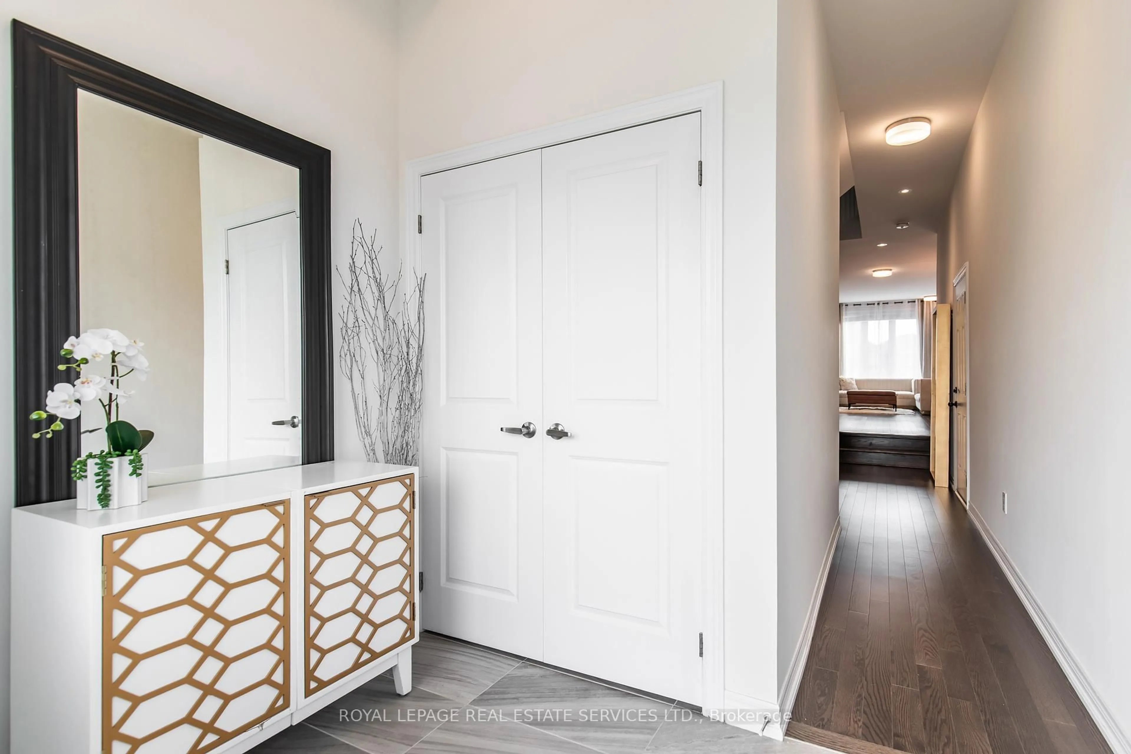 Indoor entryway for 1342 Farmstead Dr, Milton Ontario L9E 1K9