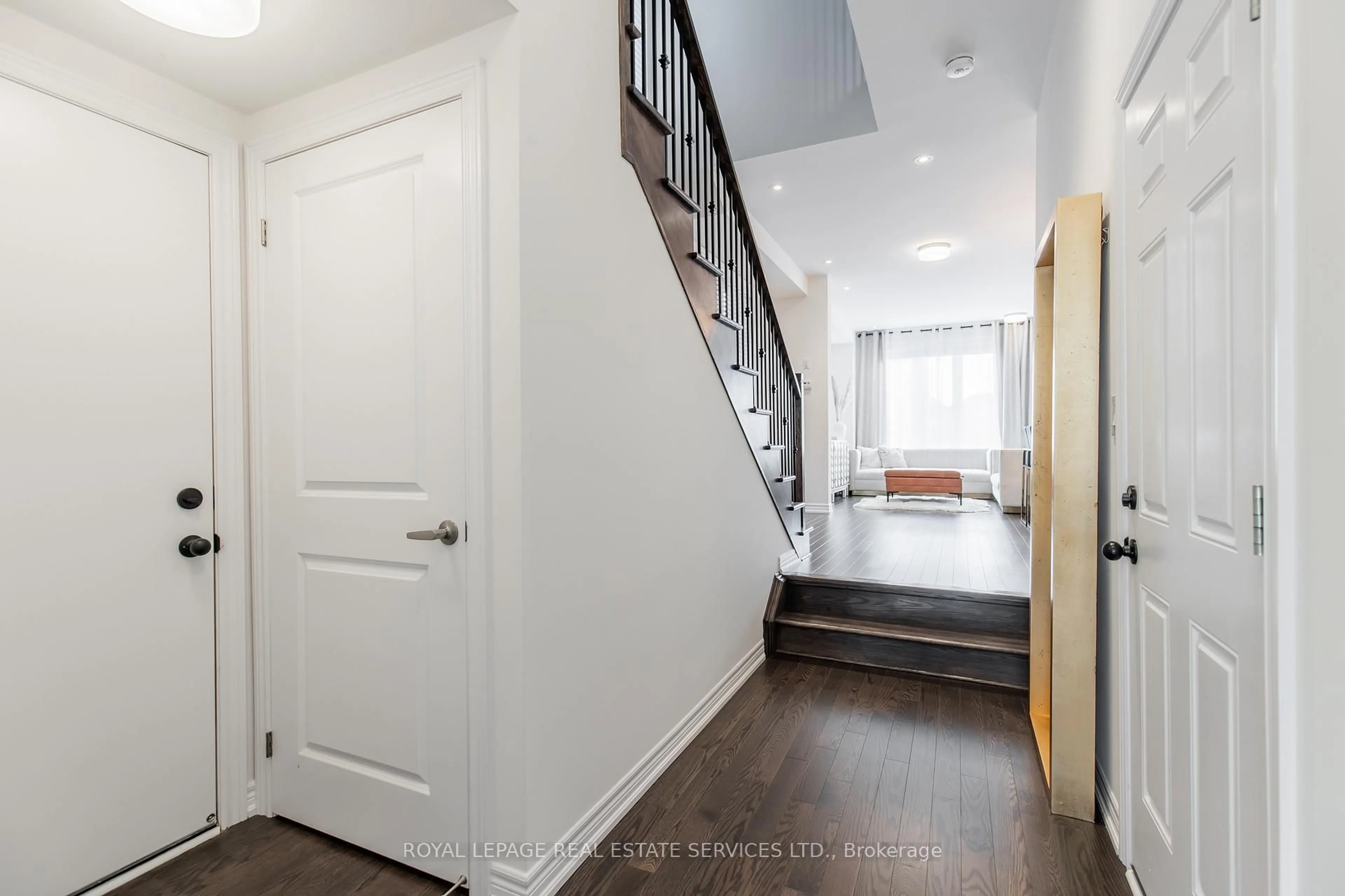 Indoor entryway for 1342 Farmstead Dr, Milton Ontario L9E 1K9