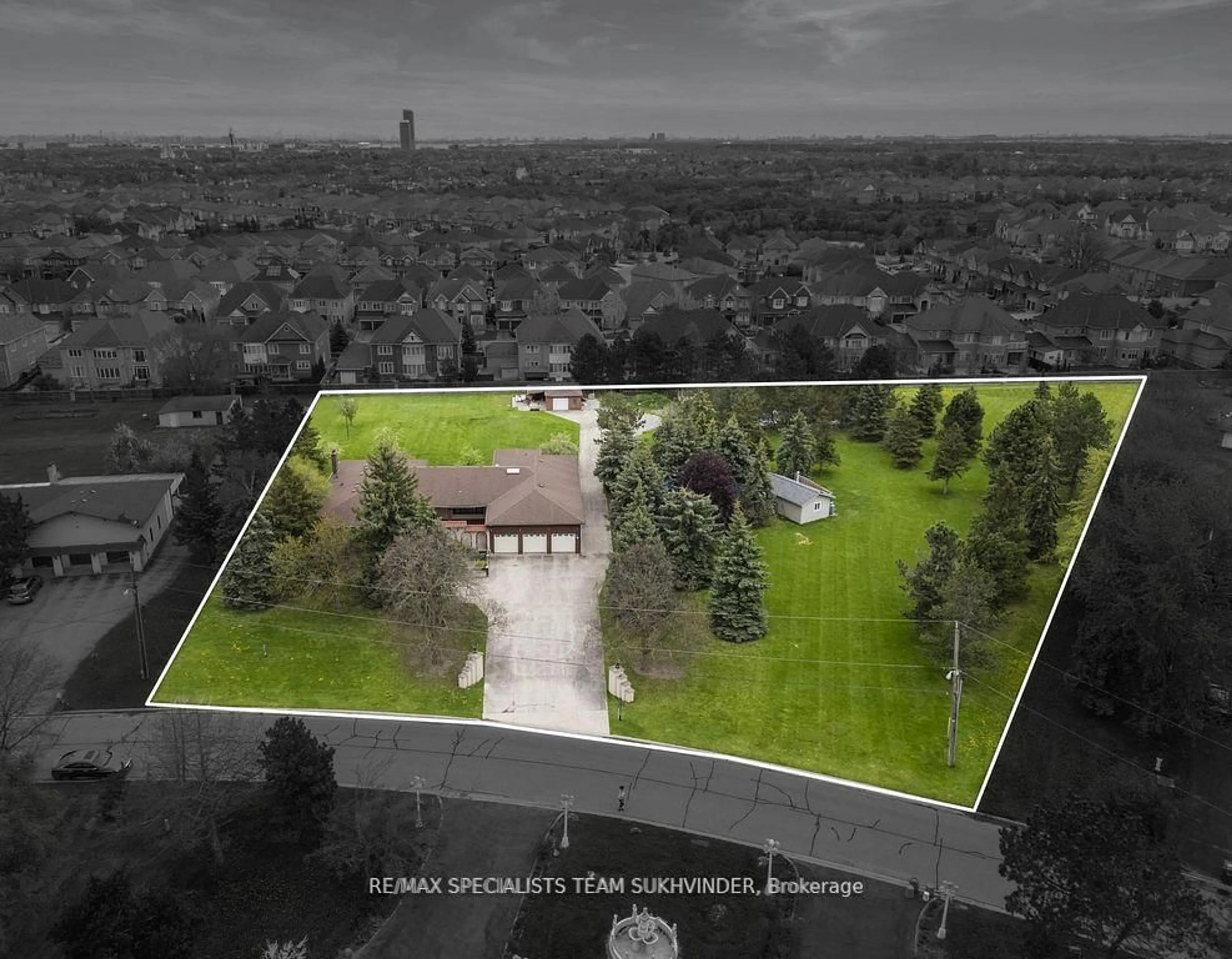 A pic from outside/outdoor area/front of a property/back of a property/a pic from drone, unknown for 3 Princess Andrea Crt, Brampton Ontario L6P 0G2