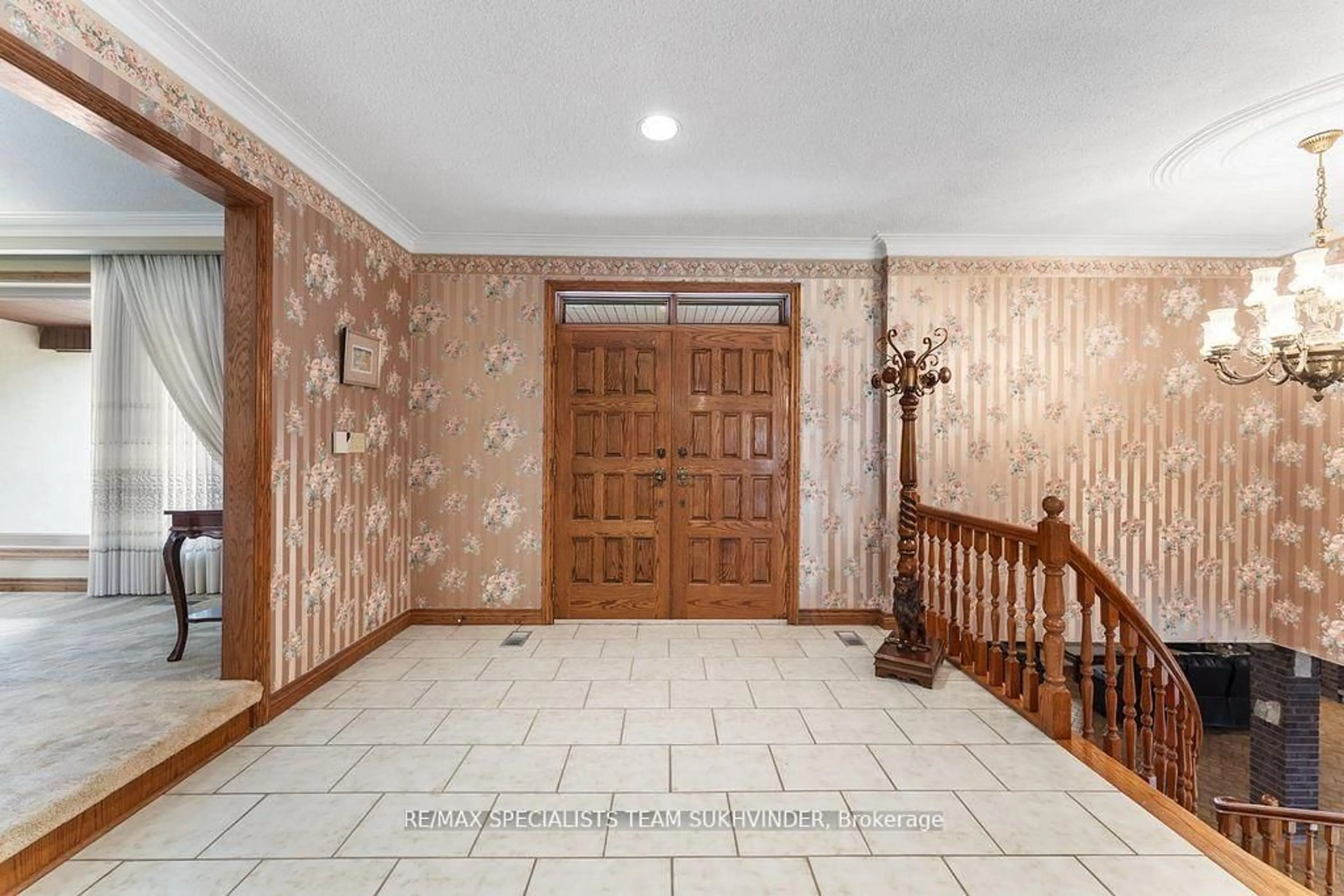 Indoor foyer for 3 Princess Andrea Crt, Brampton Ontario L6P 0G2