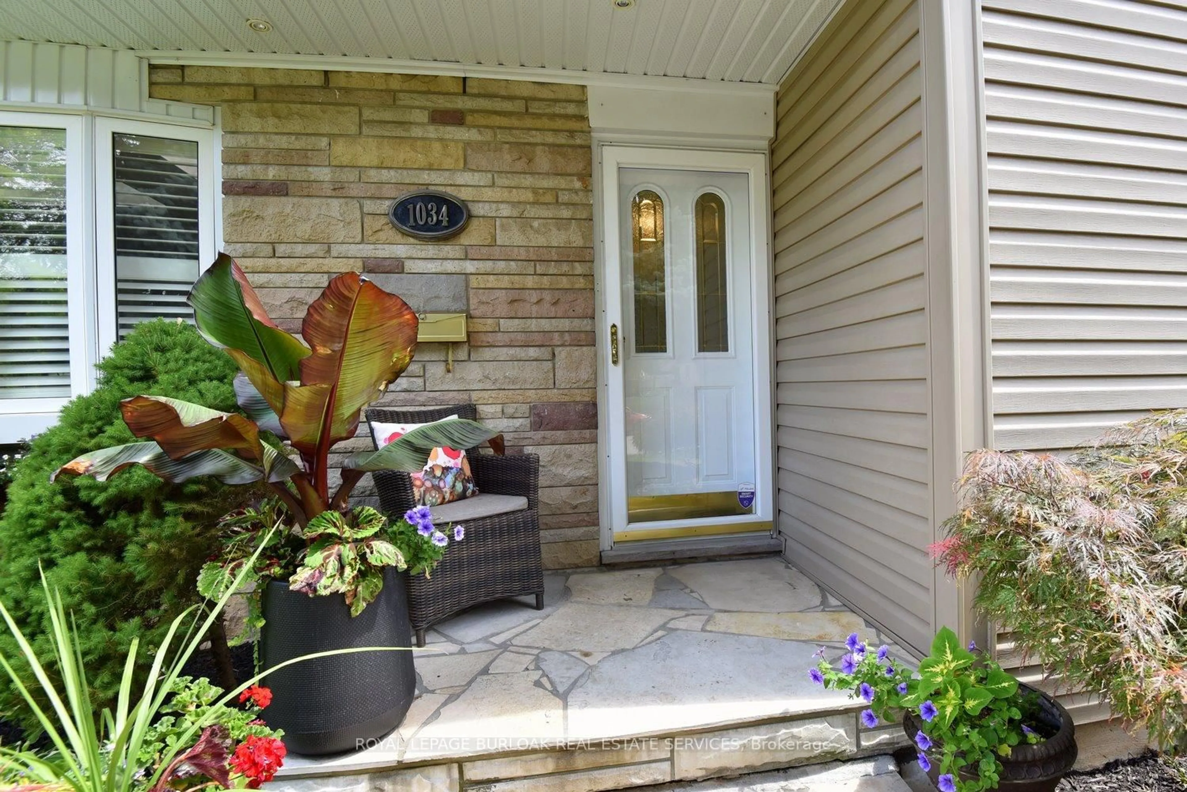 Indoor entryway for 1034 Cedar Ave, Burlington Ontario L7T 2S1