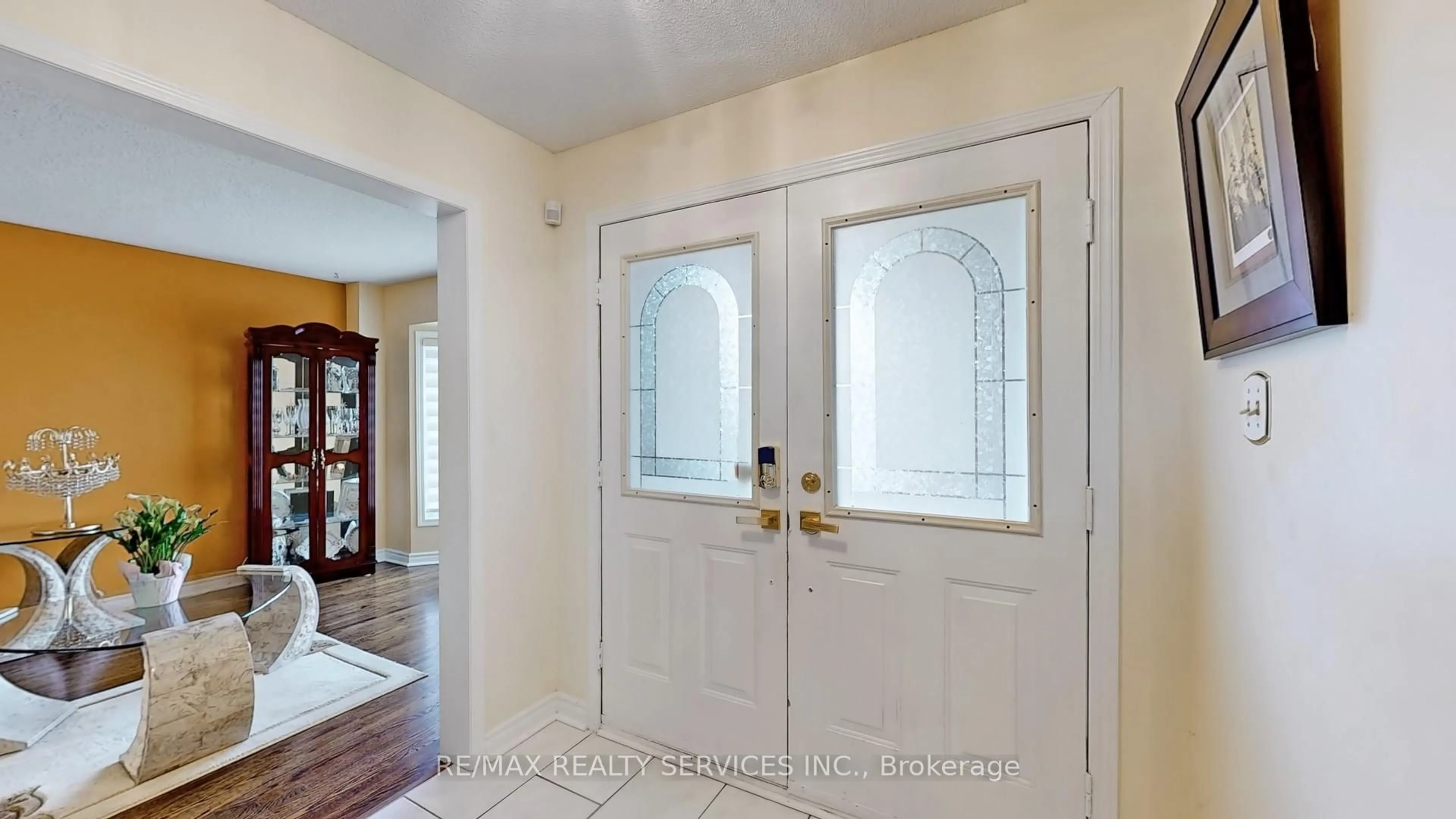 Indoor entryway for 87 Sprucelands Ave, Brampton Ontario L6R 1N3