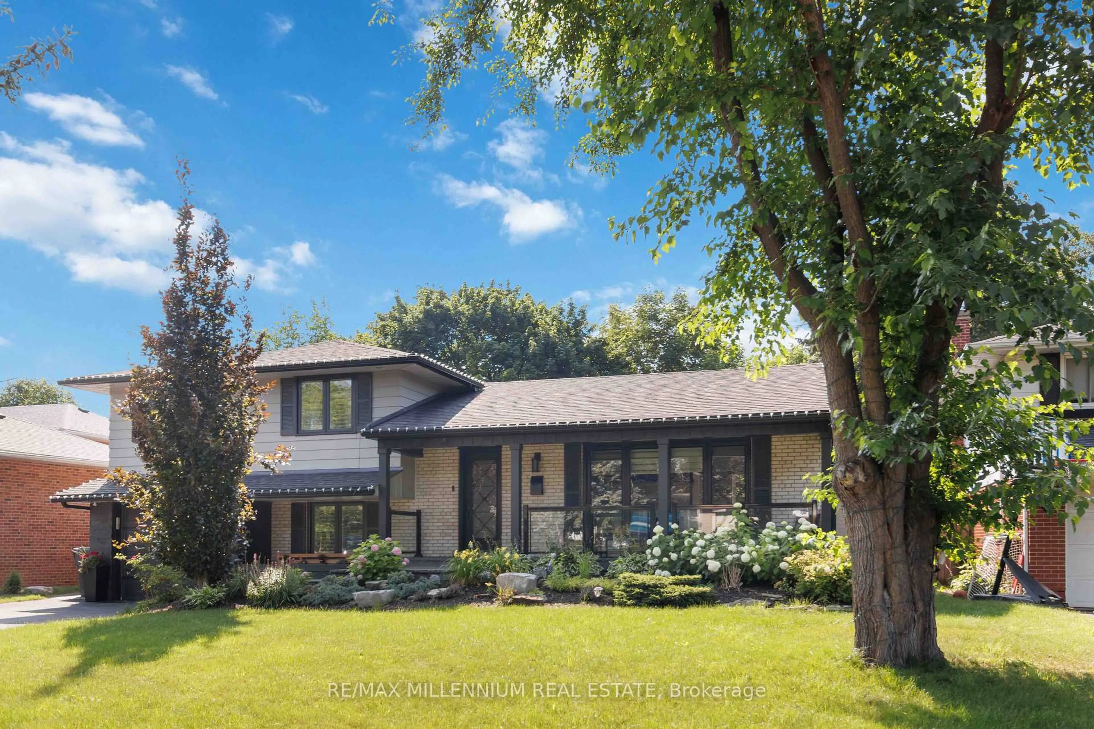 Home with vinyl exterior material, unknown for 250 Daphne Ave, Mississauga Ontario L5A 1M6