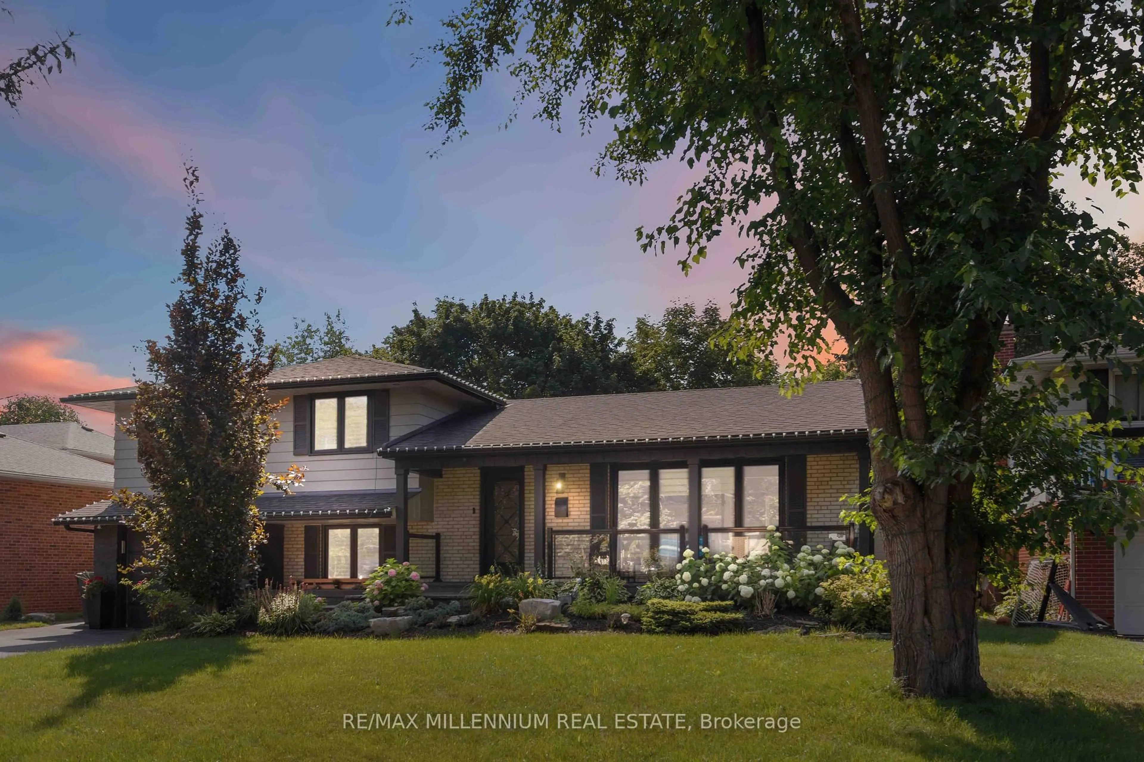 Home with brick exterior material, unknown for 250 Daphne Ave, Mississauga Ontario L5A 1M6