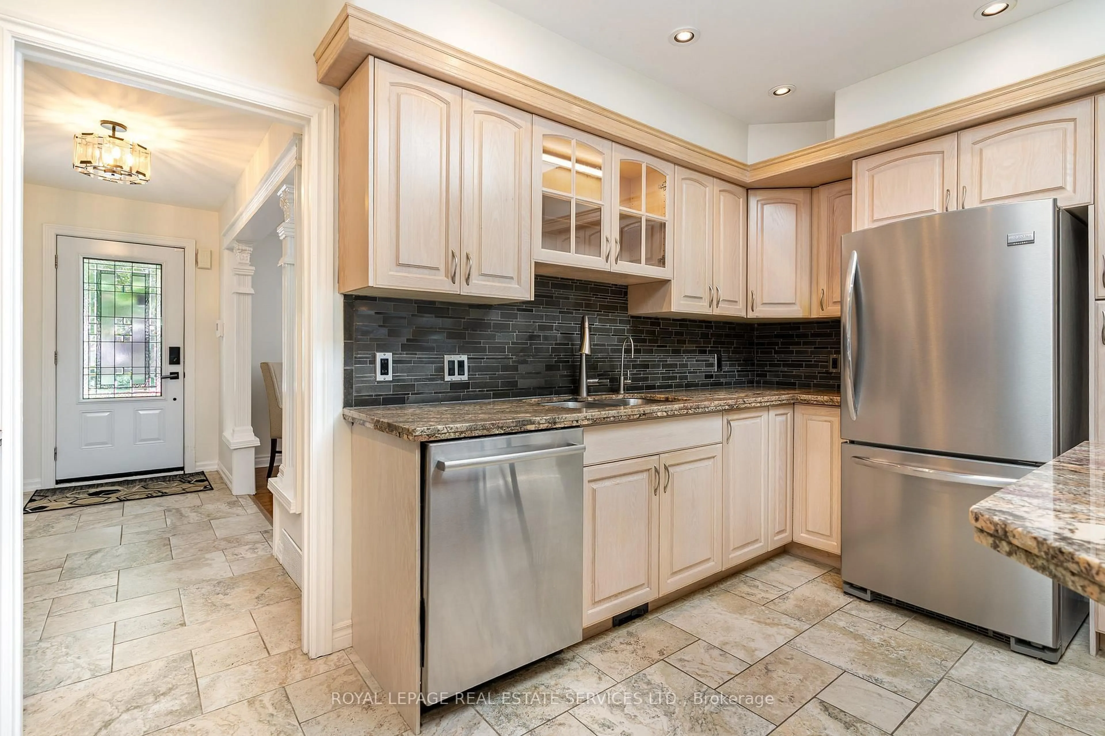 Standard kitchen, ceramic/tile floor for 261 Tuck Dr, Burlington Ontario L7L 2P9