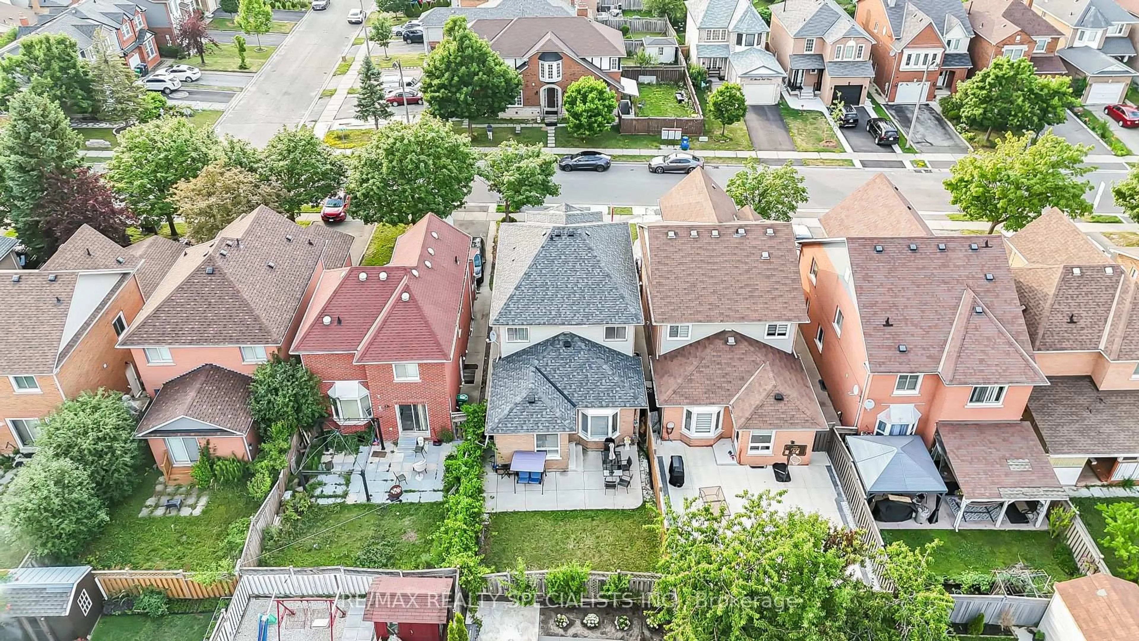 A pic from outside/outdoor area/front of a property/back of a property/a pic from drone, street for 92 Black Oak Dr, Brampton Ontario L6R 1B8