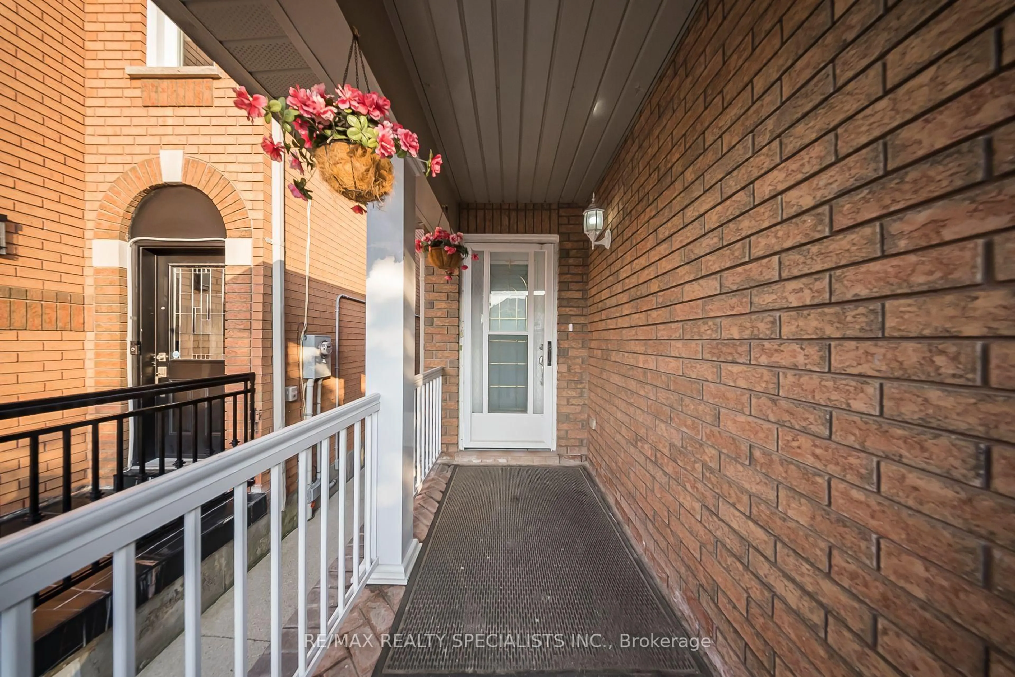Indoor entryway for 92 Black Oak Dr, Brampton Ontario L6R 1B8