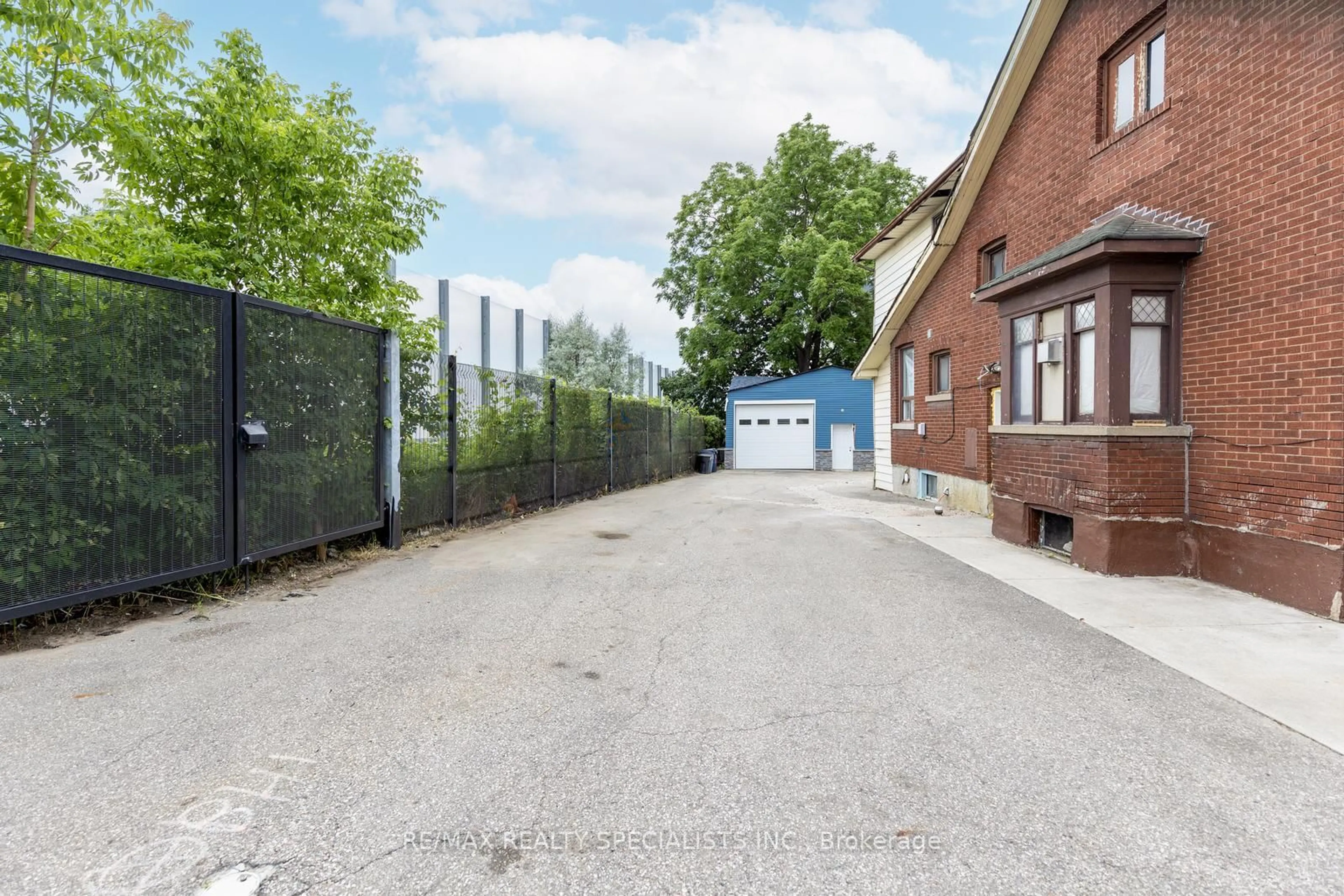 A pic from outside/outdoor area/front of a property/back of a property/a pic from drone, street for 31 John St, Toronto Ontario M9N 1J4