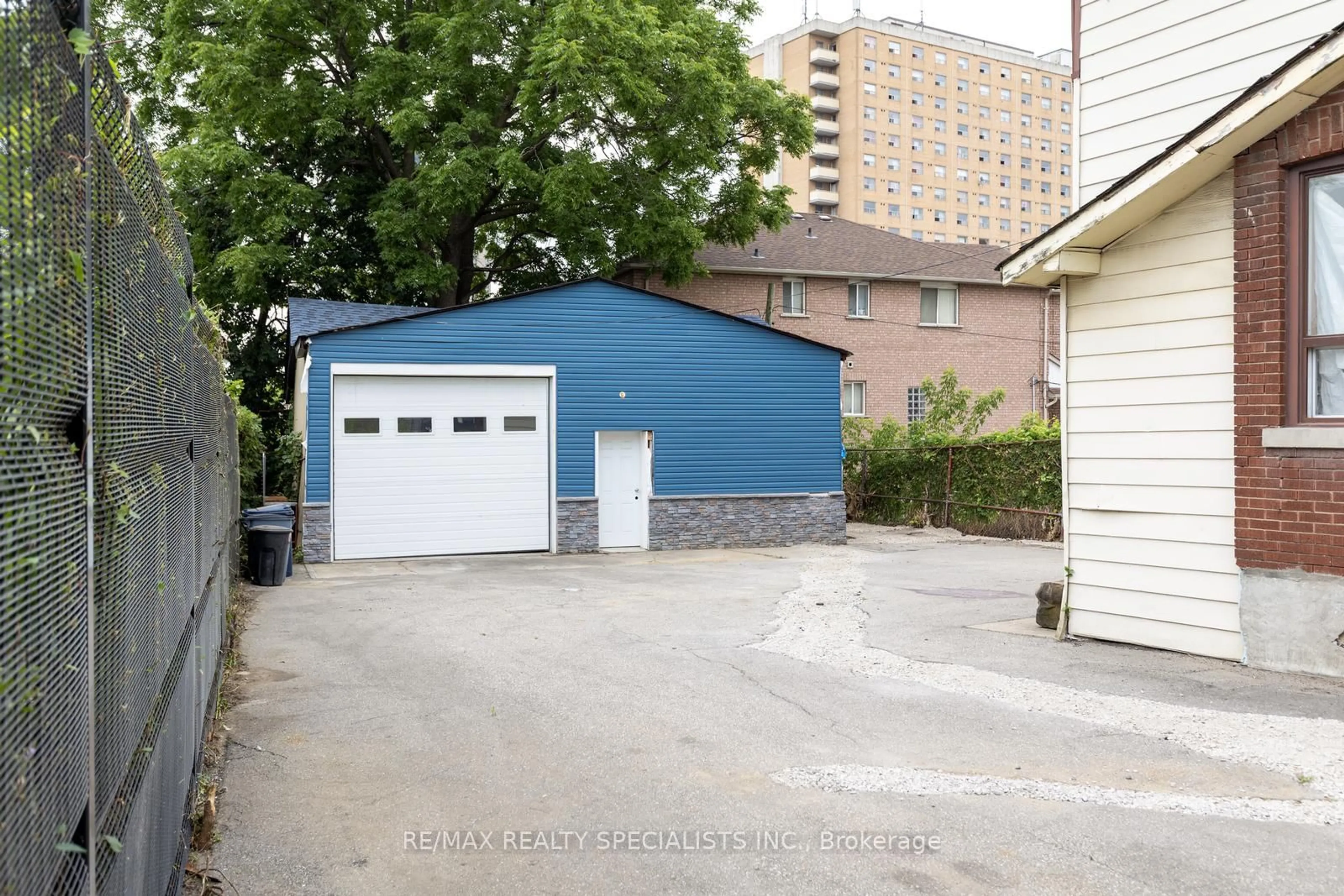 Indoor garage for 31 John St, Toronto Ontario M9N 1J4