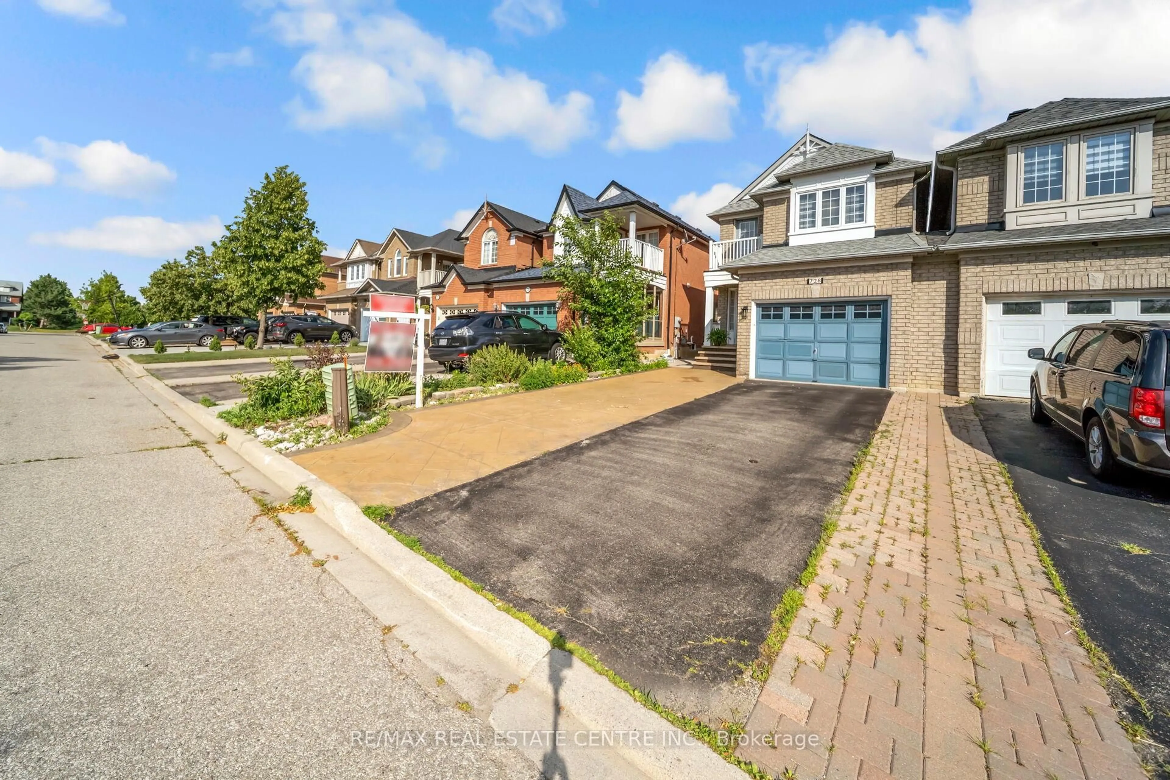 A pic from outside/outdoor area/front of a property/back of a property/a pic from drone, street for 728 Spanish Moss Tr, Mississauga Ontario L5W 1E6