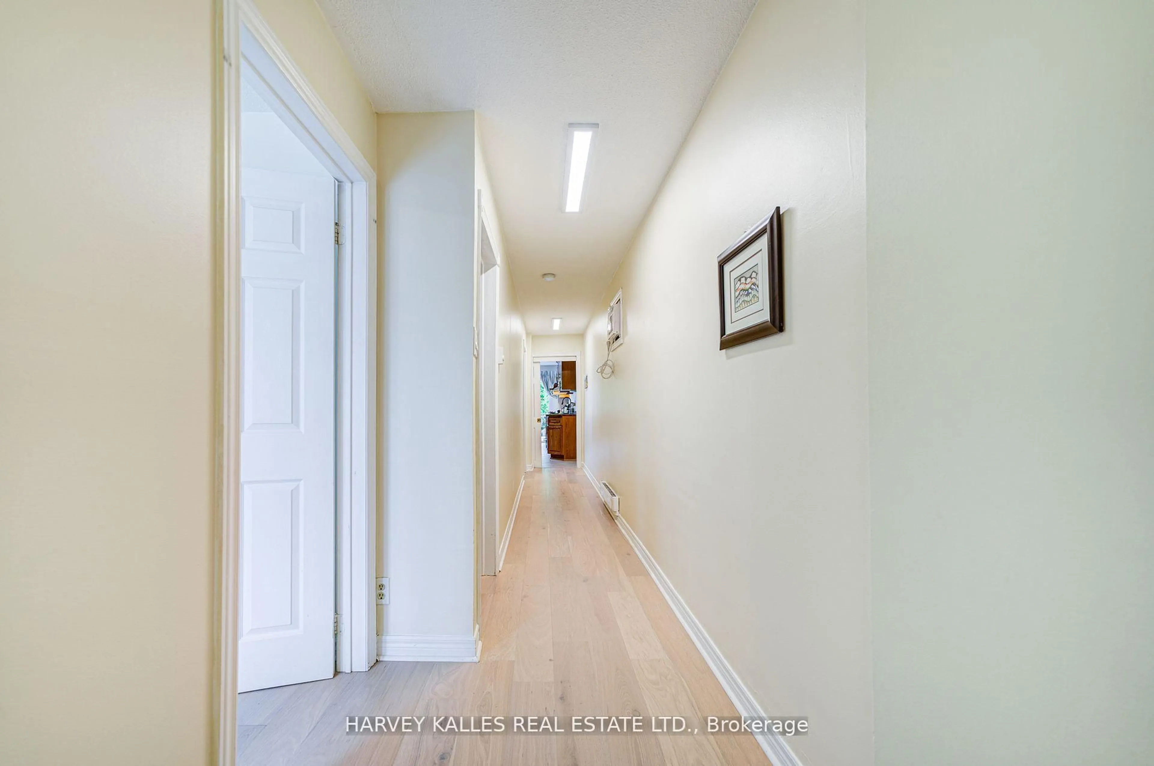 Indoor foyer for 408 Silverthorn Ave, Toronto Ontario M6M 3H2