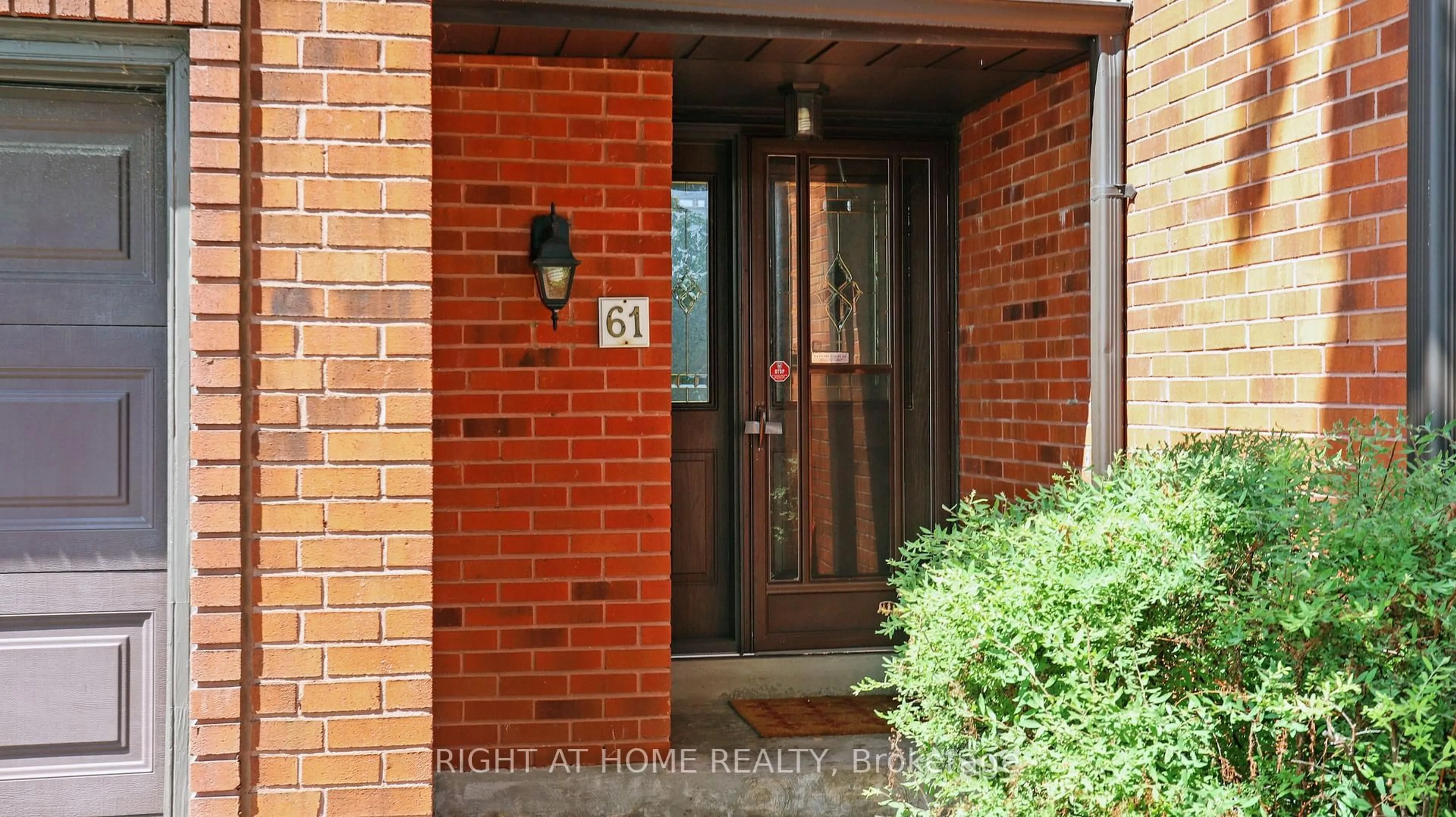 Indoor entryway for 3360 Council Ring Rd #61, Mississauga Ontario L5L 2E4