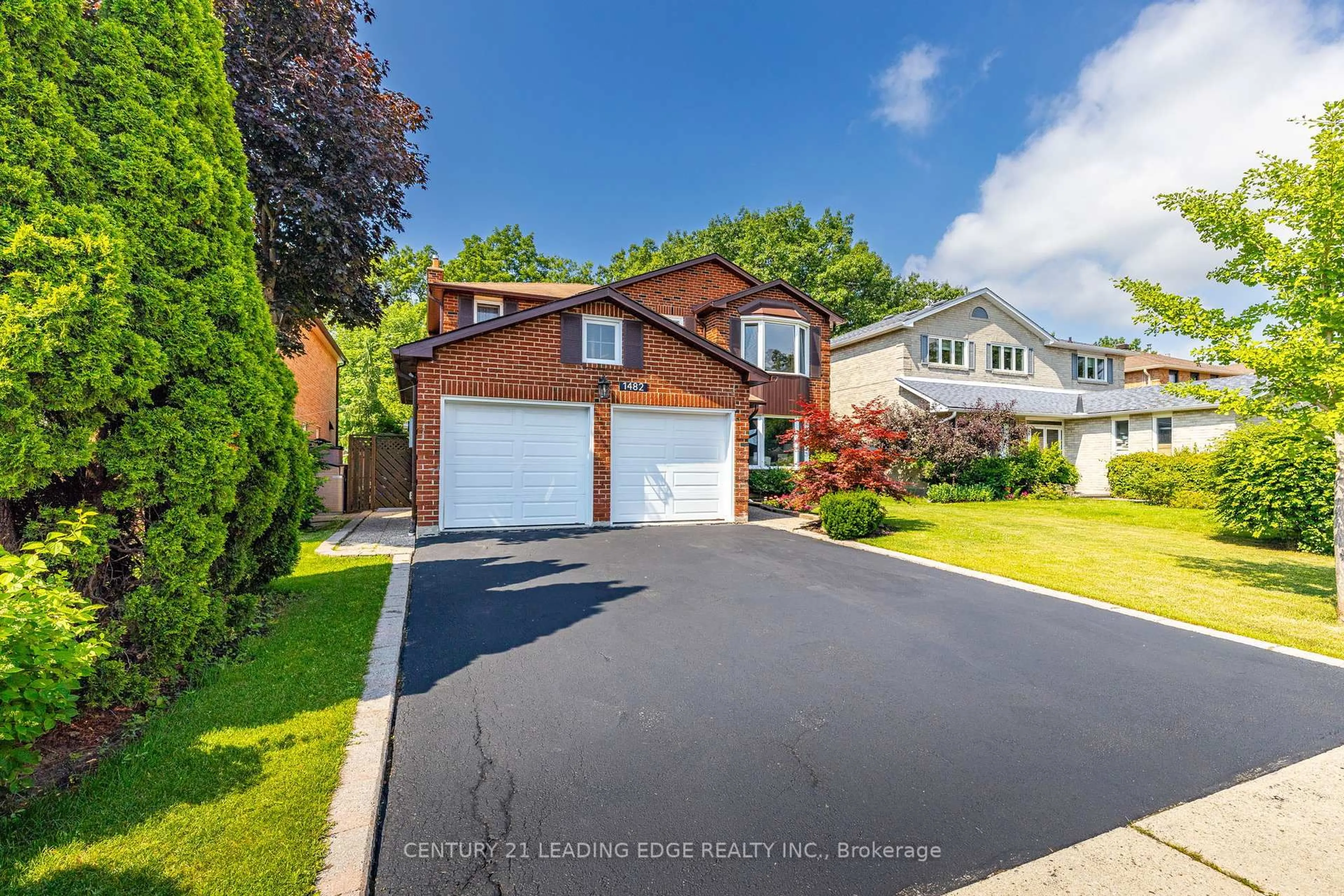 Home with vinyl exterior material, street for 1482 QUEENSBURY Cres, Oakville Ontario L6H 4G4