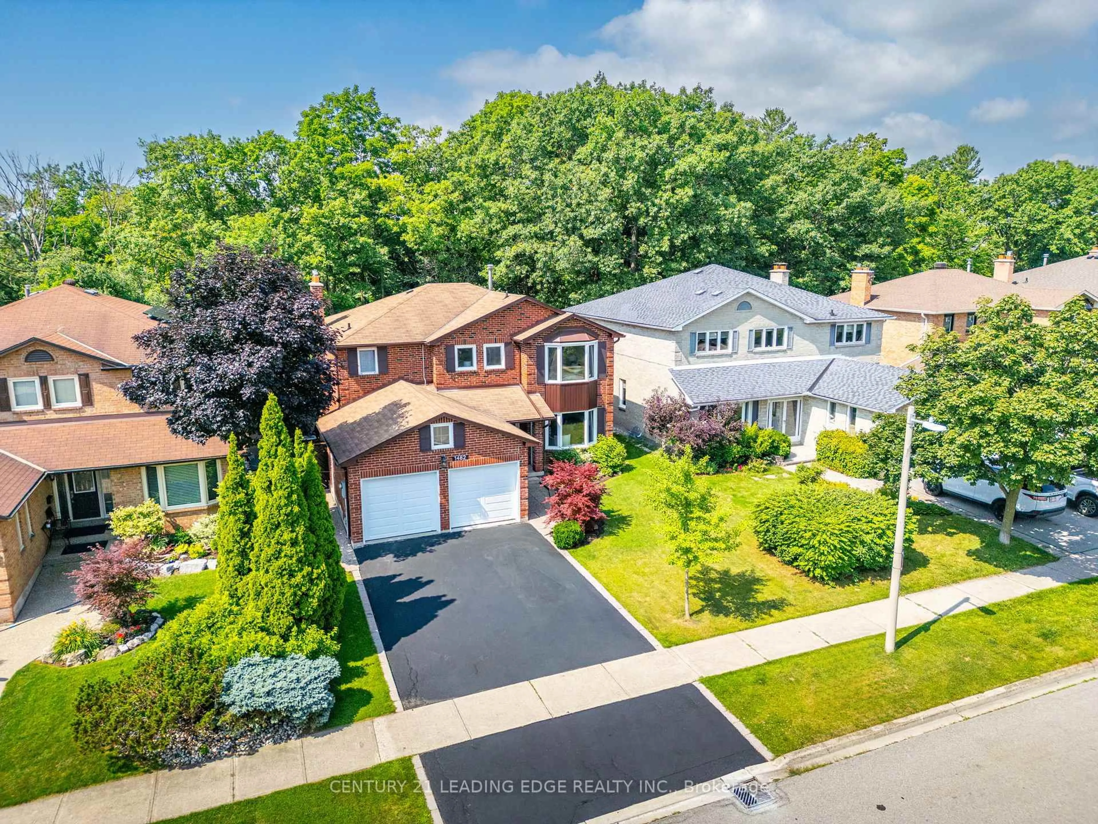 A pic from outside/outdoor area/front of a property/back of a property/a pic from drone, street for 1482 QUEENSBURY Cres, Oakville Ontario L6H 4G4