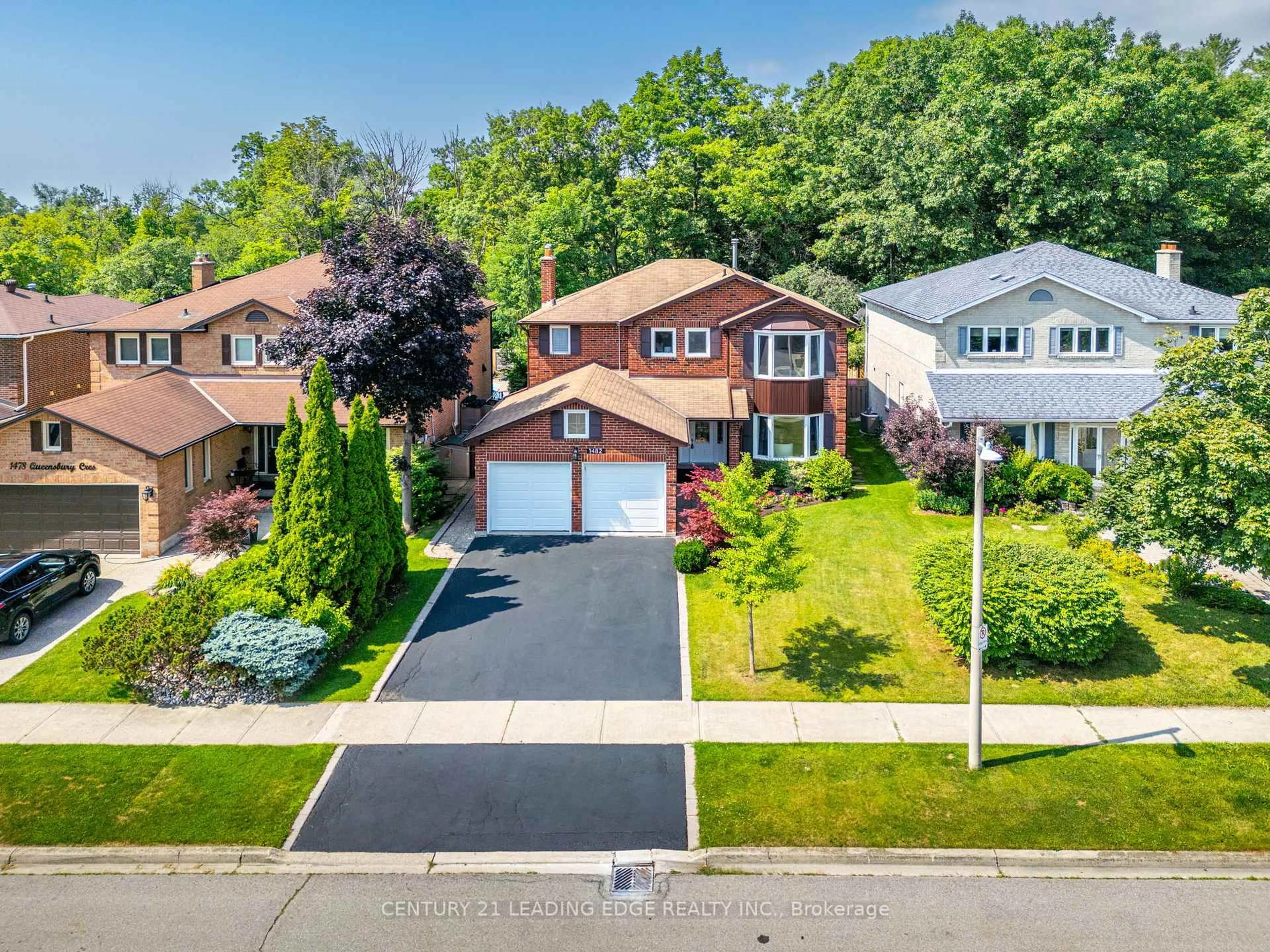 A pic from outside/outdoor area/front of a property/back of a property/a pic from drone, street for 1482 QUEENSBURY Cres, Oakville Ontario L6H 4G4