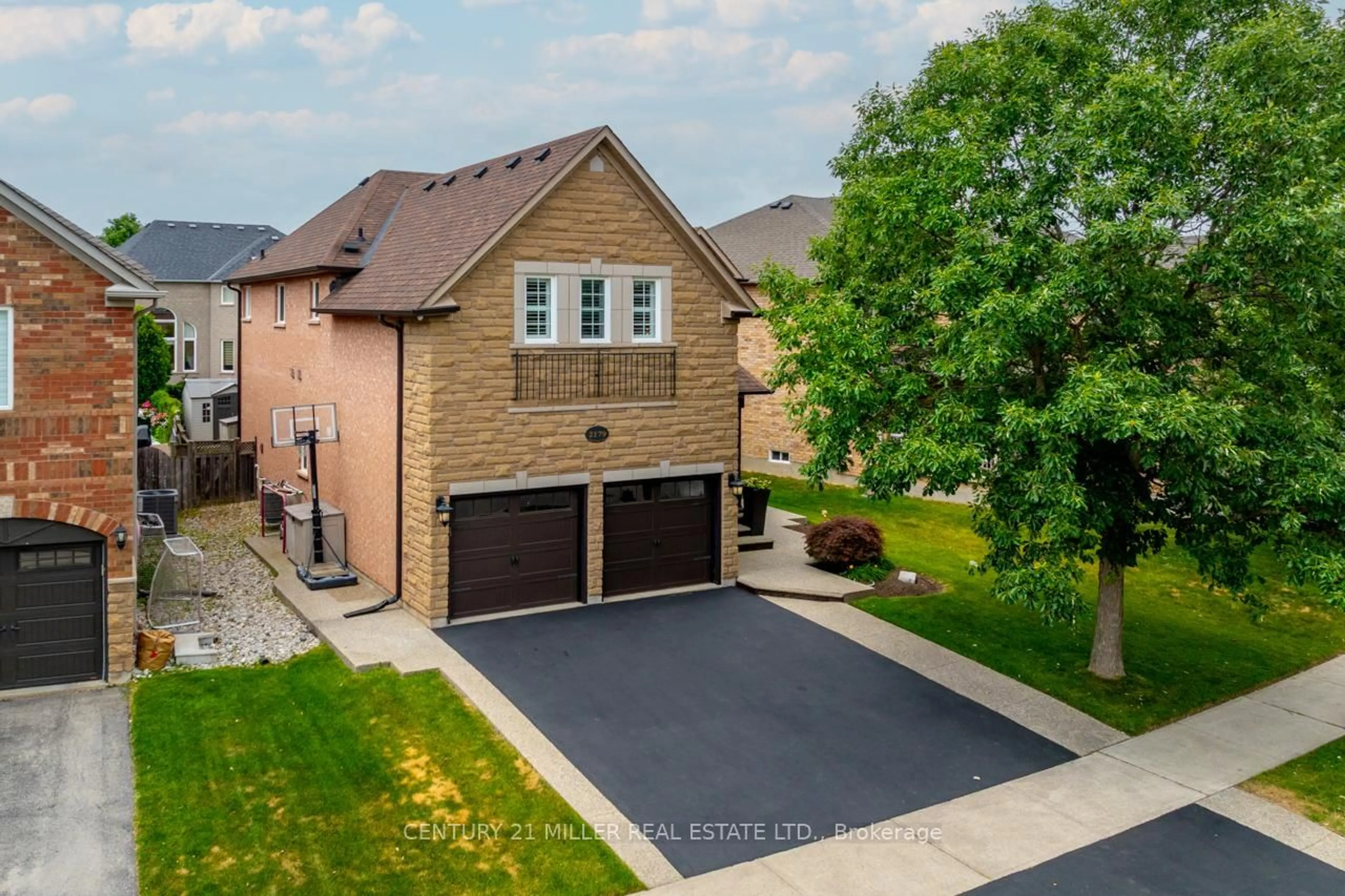 A pic from outside/outdoor area/front of a property/back of a property/a pic from drone, street for 2179 Glencairn Rd, Oakville Ontario L6M 4R9