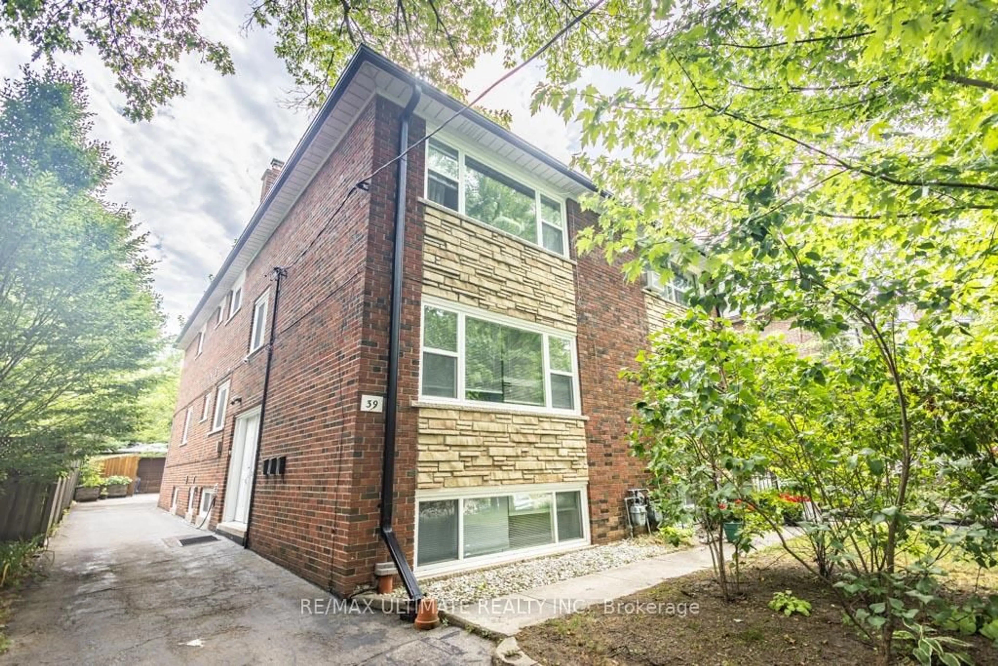 Home with brick exterior material, building for 39 Laws St, Toronto Ontario M6P 2Y8