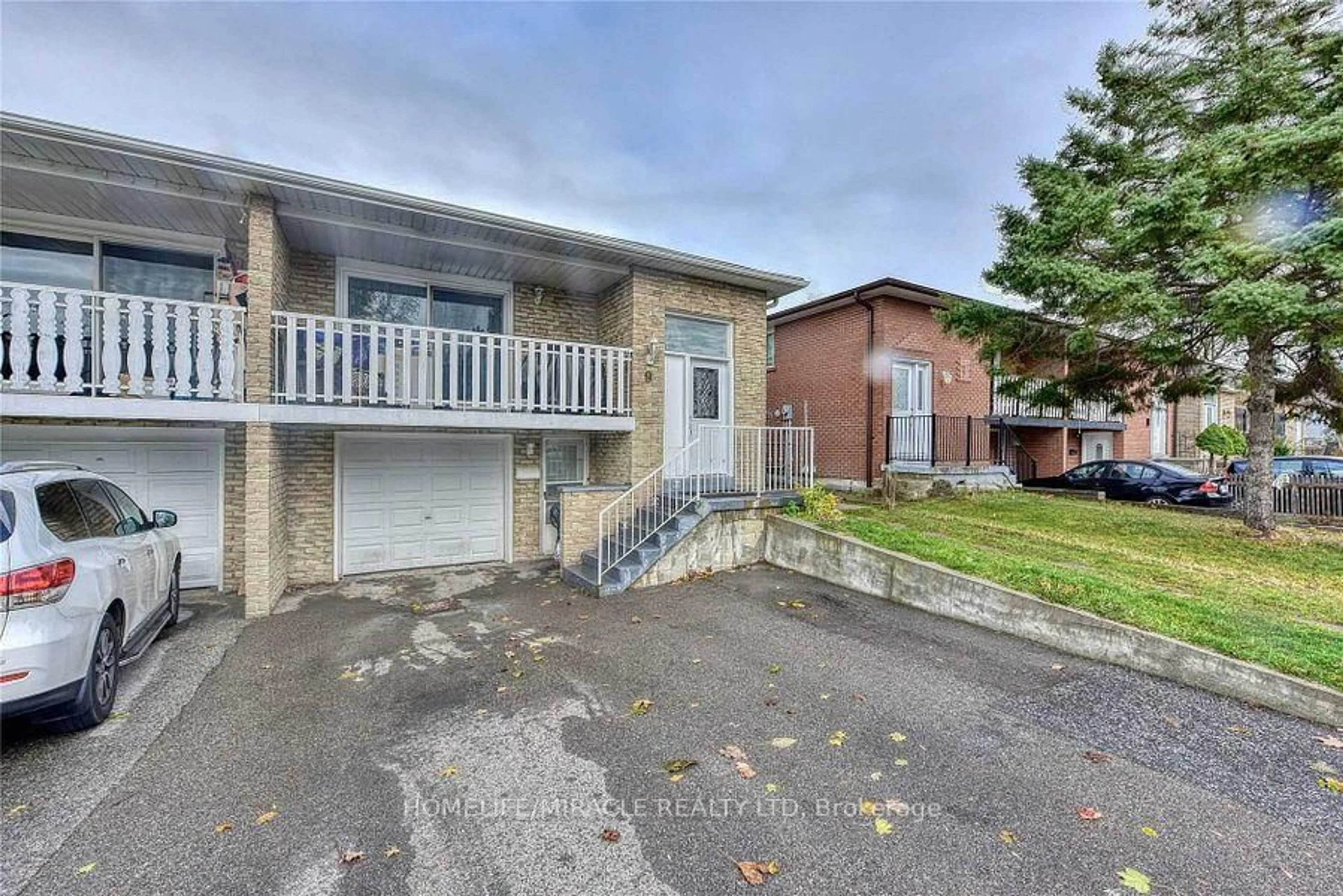 A pic from outside/outdoor area/front of a property/back of a property/a pic from drone, street for 9 Talbot St, Brampton Ontario L6X 2P4