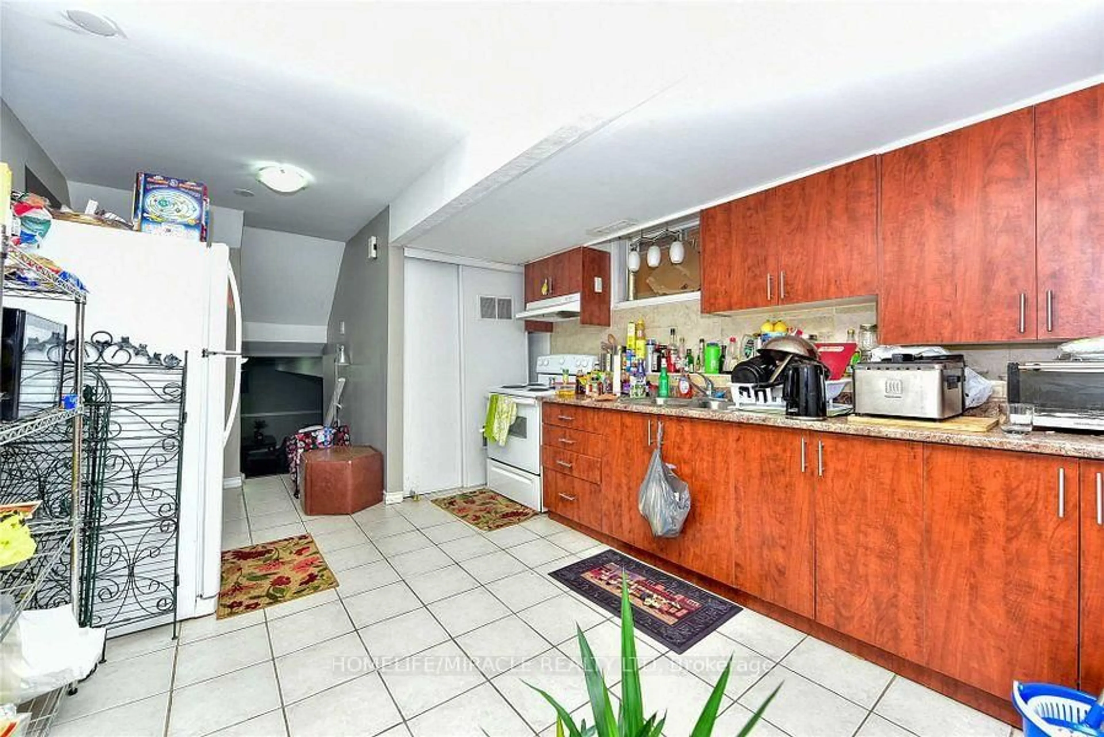 Standard kitchen, unknown for 9 Talbot St, Brampton Ontario L6X 2P4