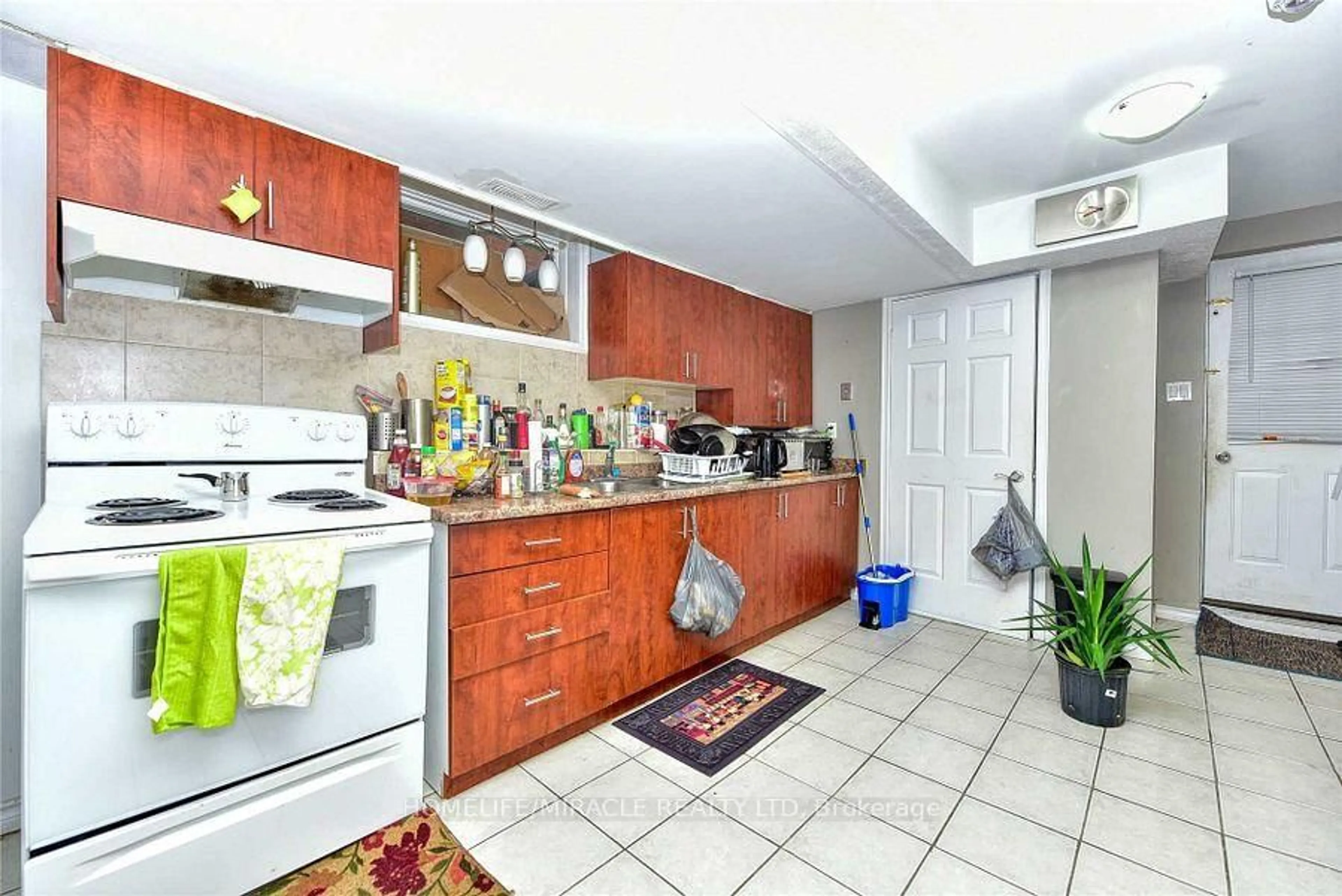 Standard kitchen, ceramic/tile floor for 9 Talbot St, Brampton Ontario L6X 2P4