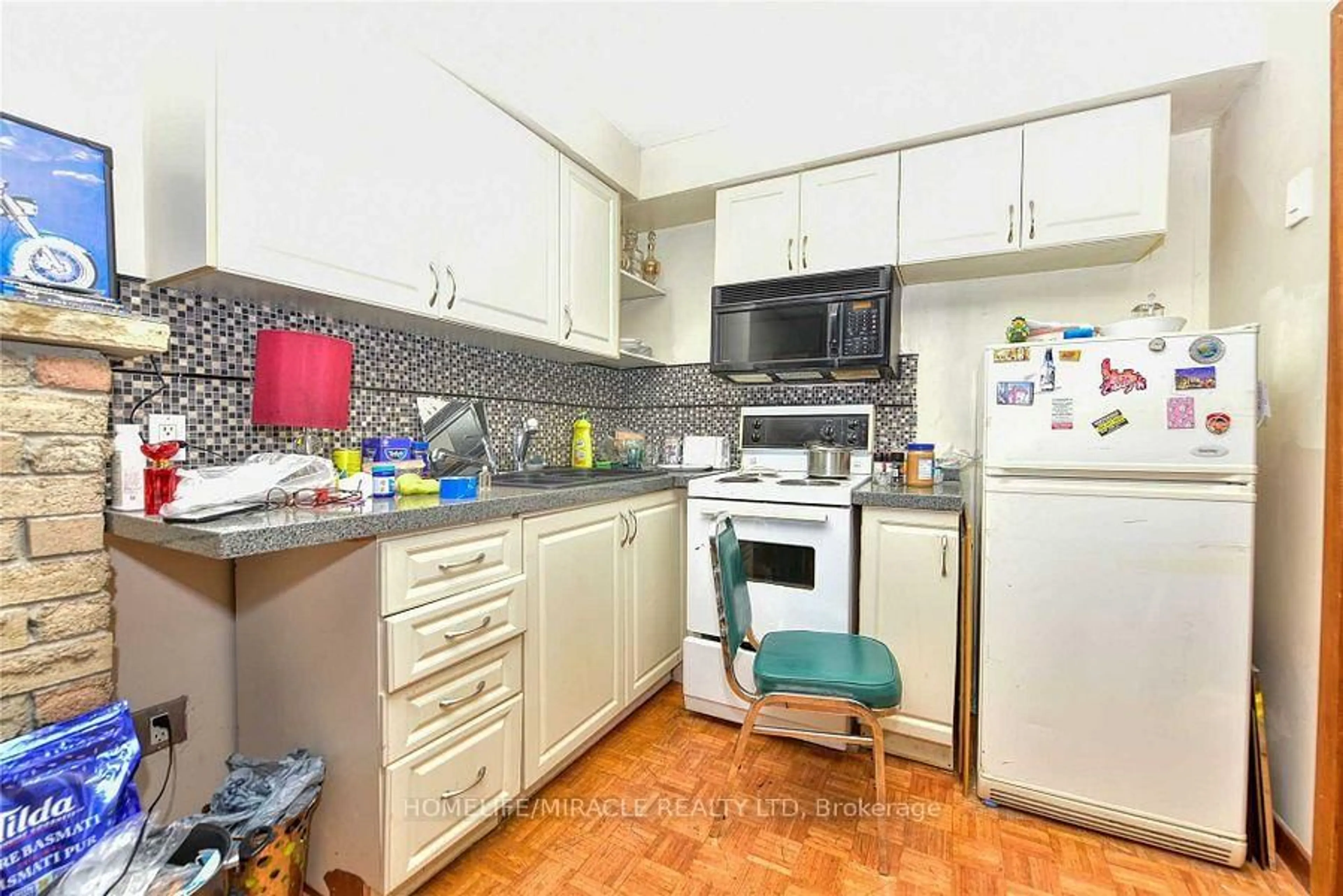 Standard kitchen, unknown for 9 Talbot St, Brampton Ontario L6X 2P4
