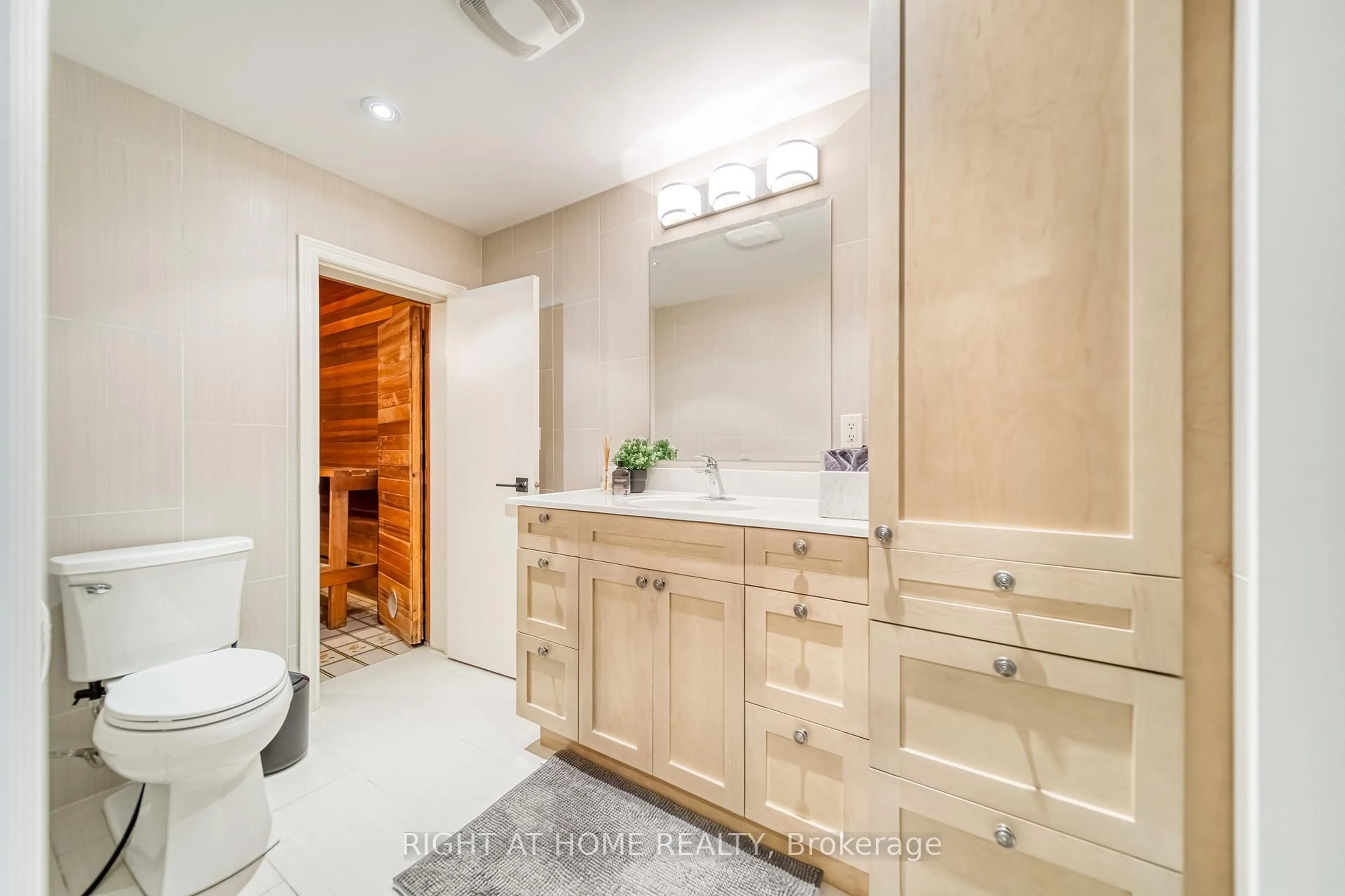 Contemporary bathroom, ceramic/tile floor for 771 Dack Blvd, Mississauga Ontario L5H 1E5