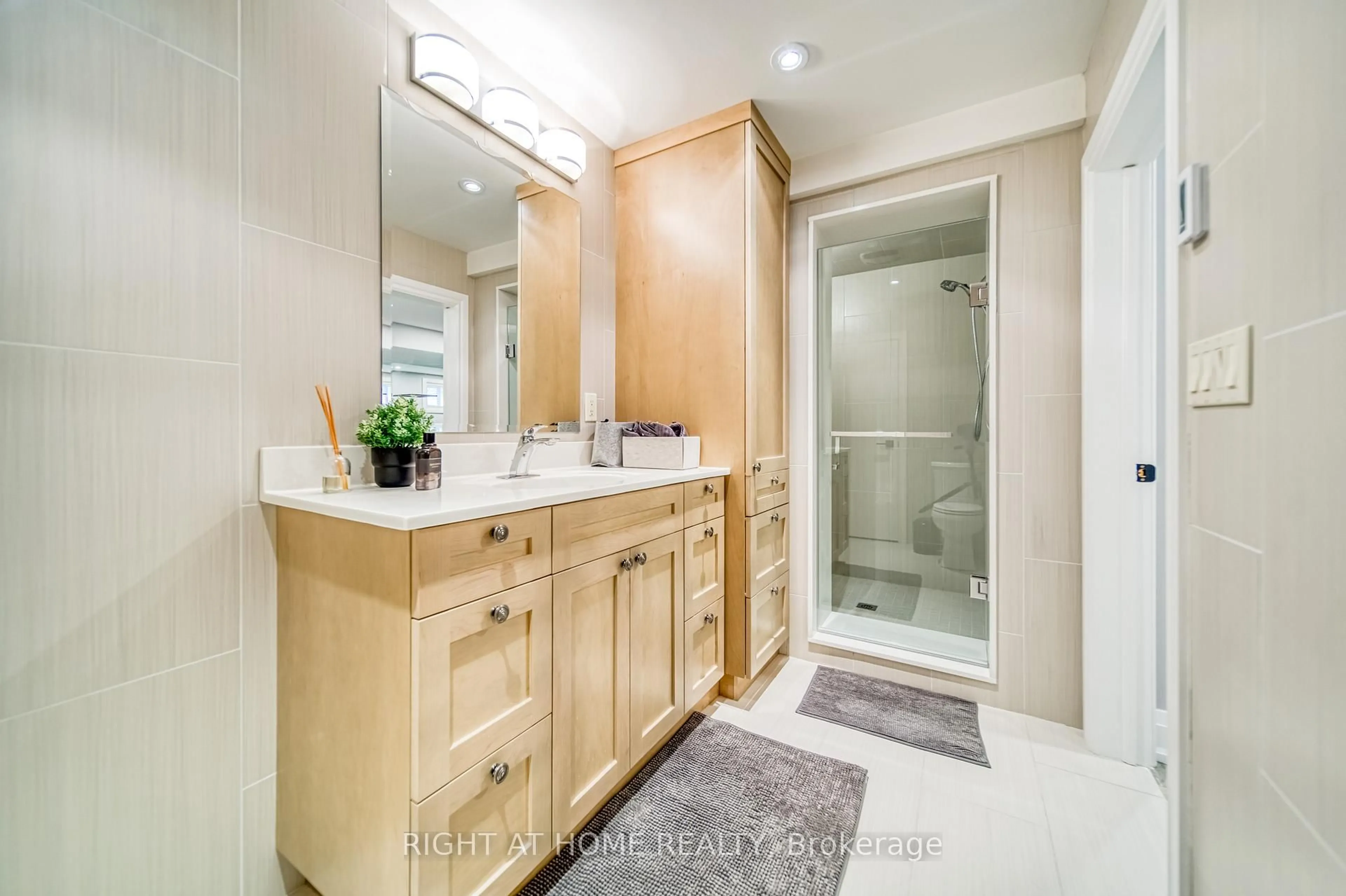 Contemporary bathroom, ceramic/tile floor for 771 Dack Blvd, Mississauga Ontario L5H 1E5