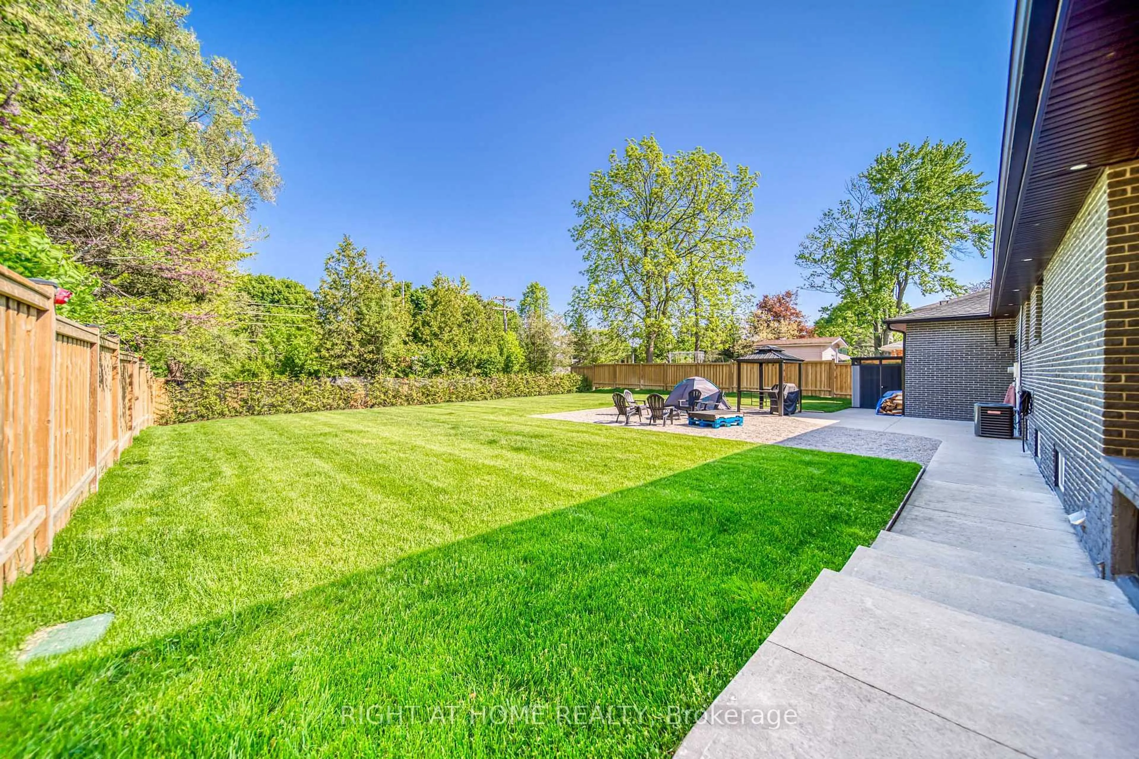 A pic from outside/outdoor area/front of a property/back of a property/a pic from drone, unknown for 771 Dack Blvd, Mississauga Ontario L5H 1E5