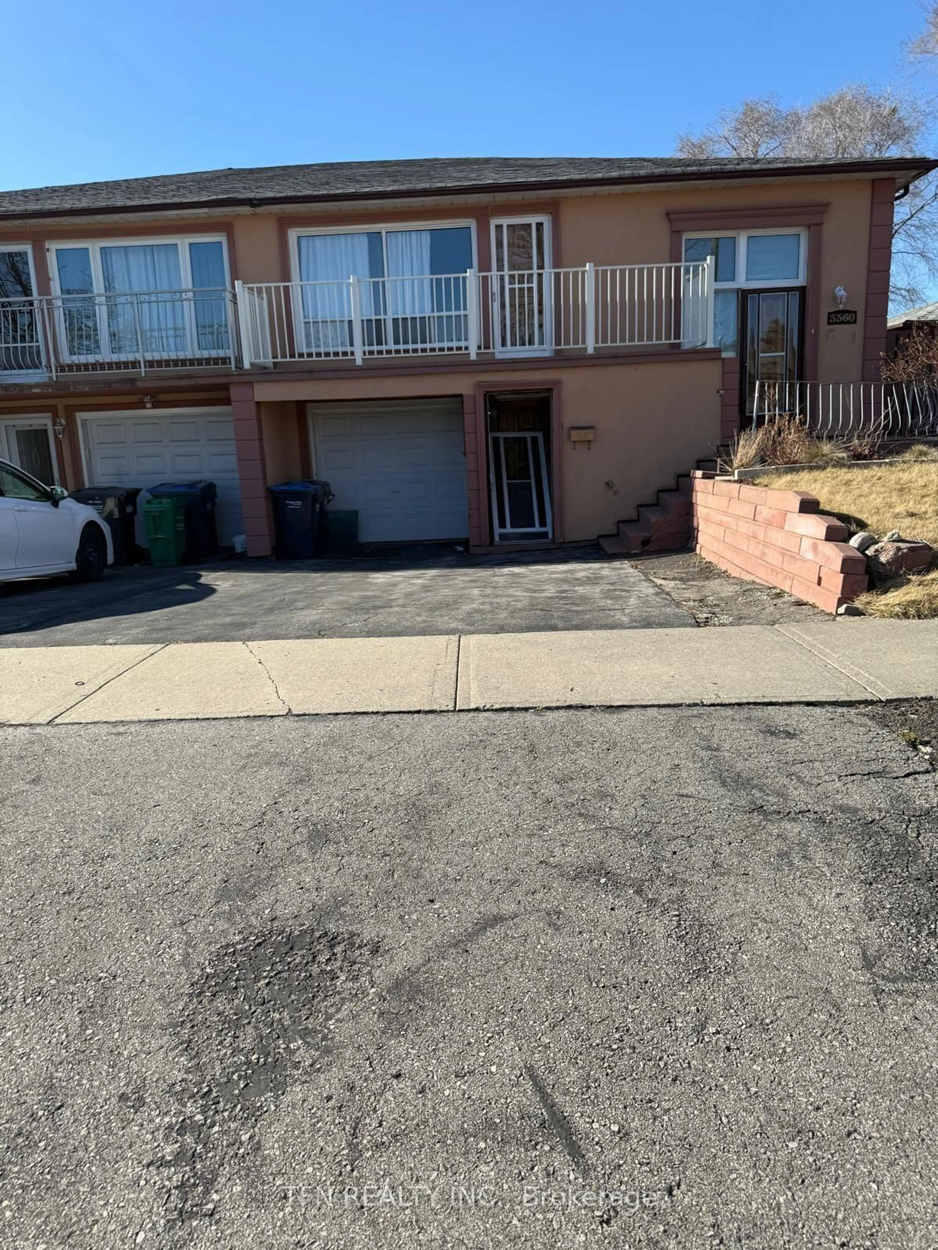 A pic from outside/outdoor area/front of a property/back of a property/a pic from drone, street for 3360 Chipley Cres, Mississauga Ontario L4T 2E2